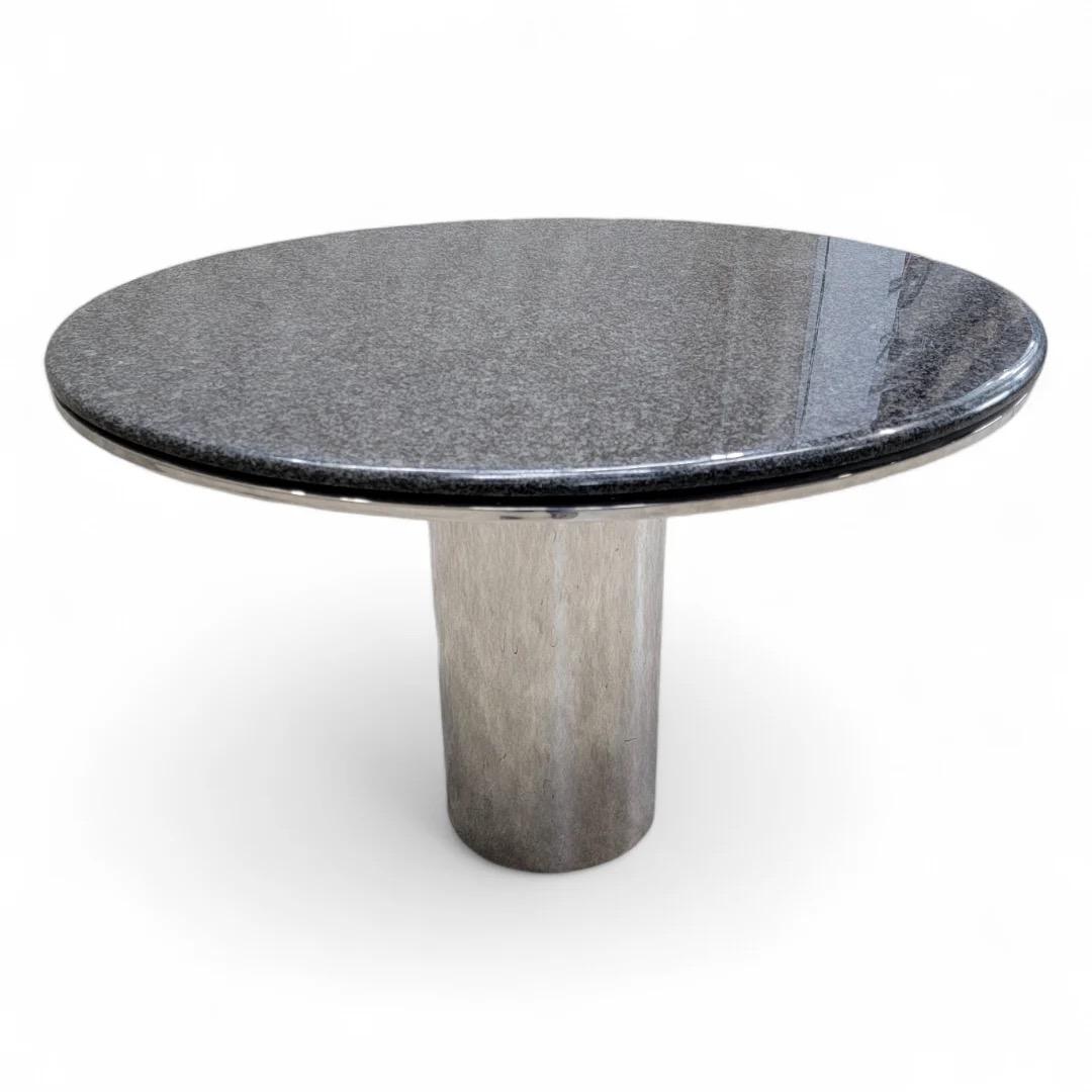 Tavolo Anello in acciaio inox con piedistallo e granito del Mid Century Modern di Brueton In condizioni buone in vendita a Chicago, IL
