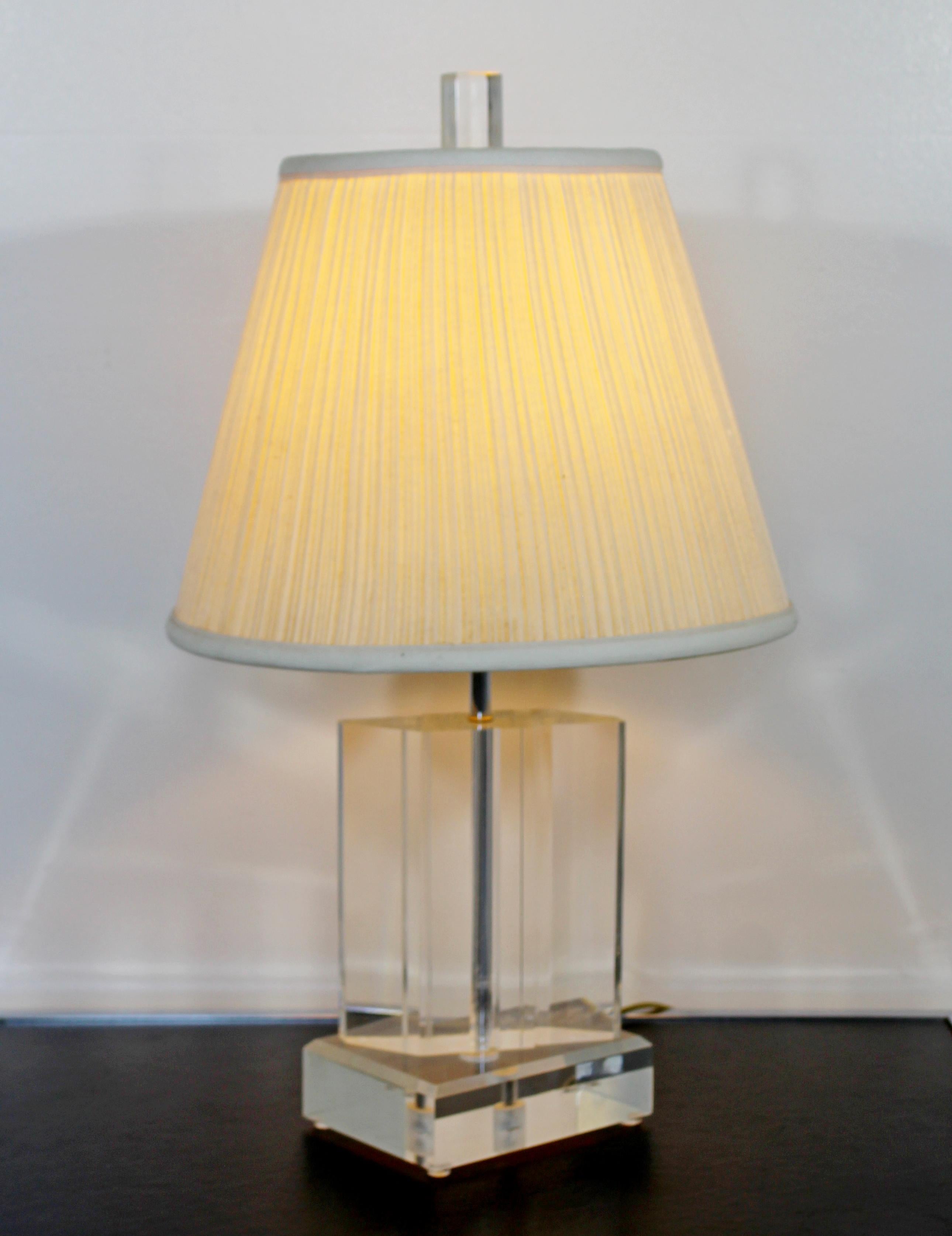 Mid-Century Modern Angled Lucite Table Lamp Springer Era 1970s Original Finial In Good Condition In Keego Harbor, MI
