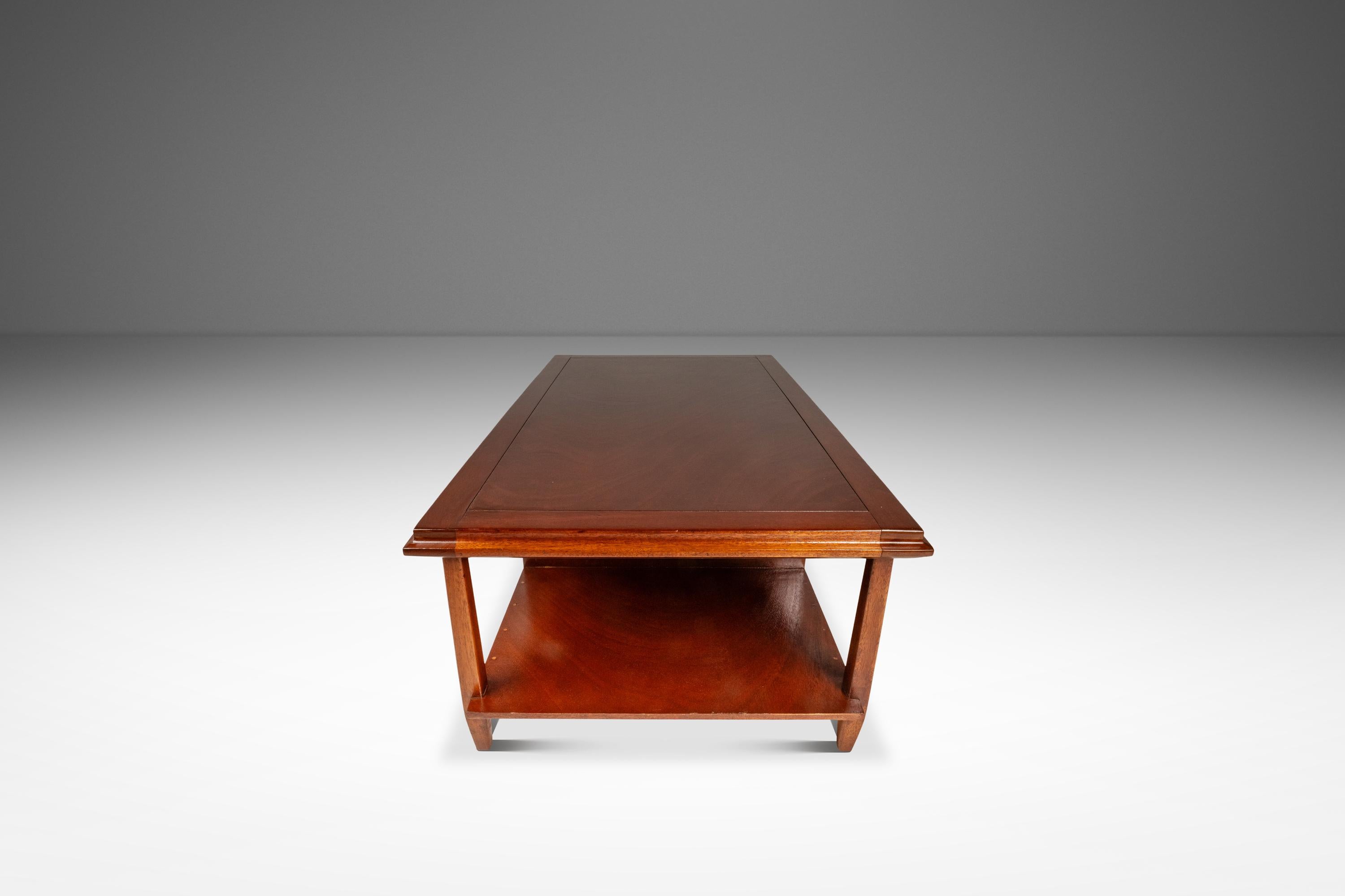 Mid-Century Modern Angular Coffee Table in Solid Mahogany, USA, c. 1960s Moderno de mediados de siglo en venta