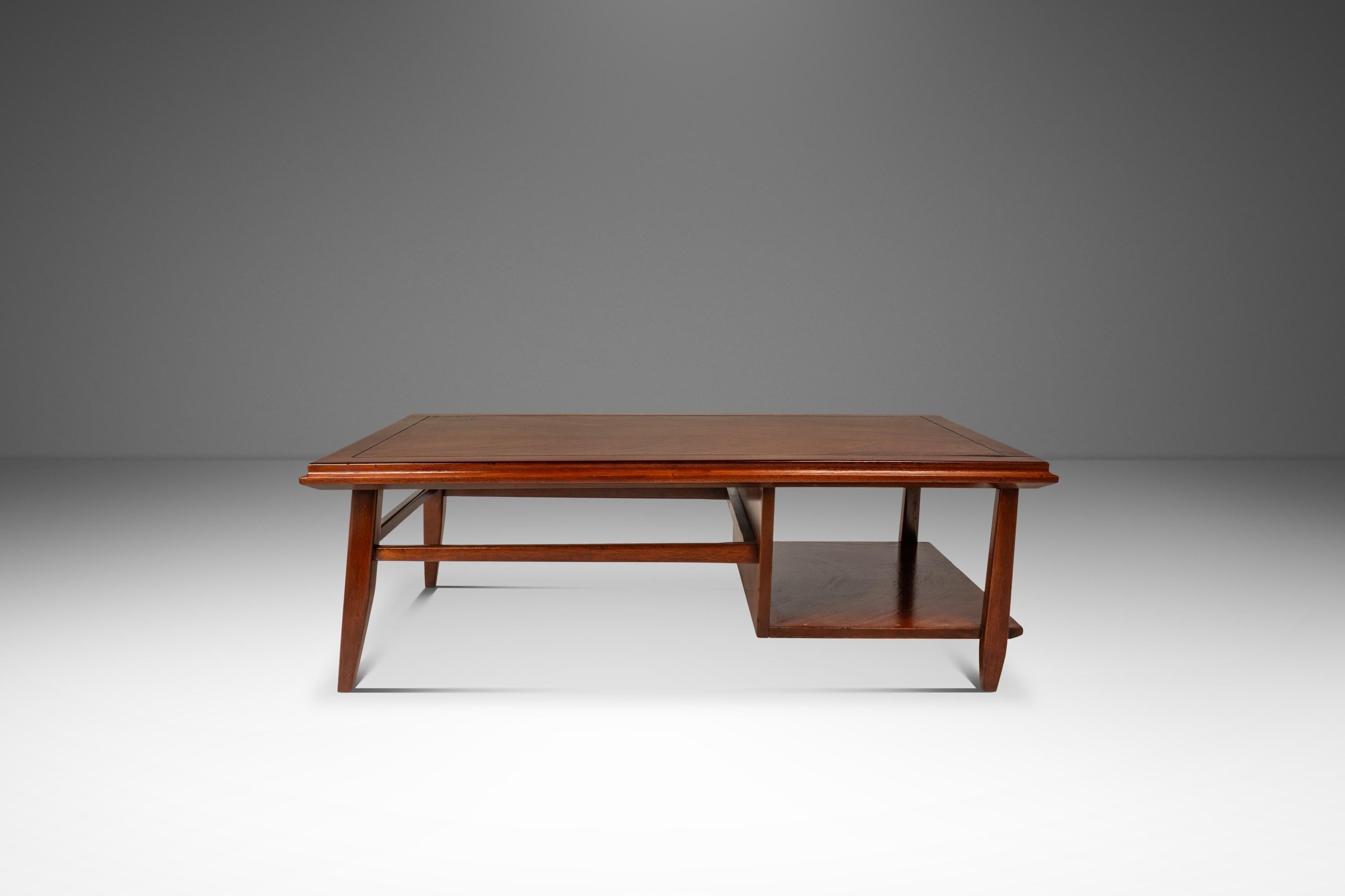 Mid-Century Modern Angular Coffee Table in Solid Mahogany, USA, c. 1960s Estadounidense en venta