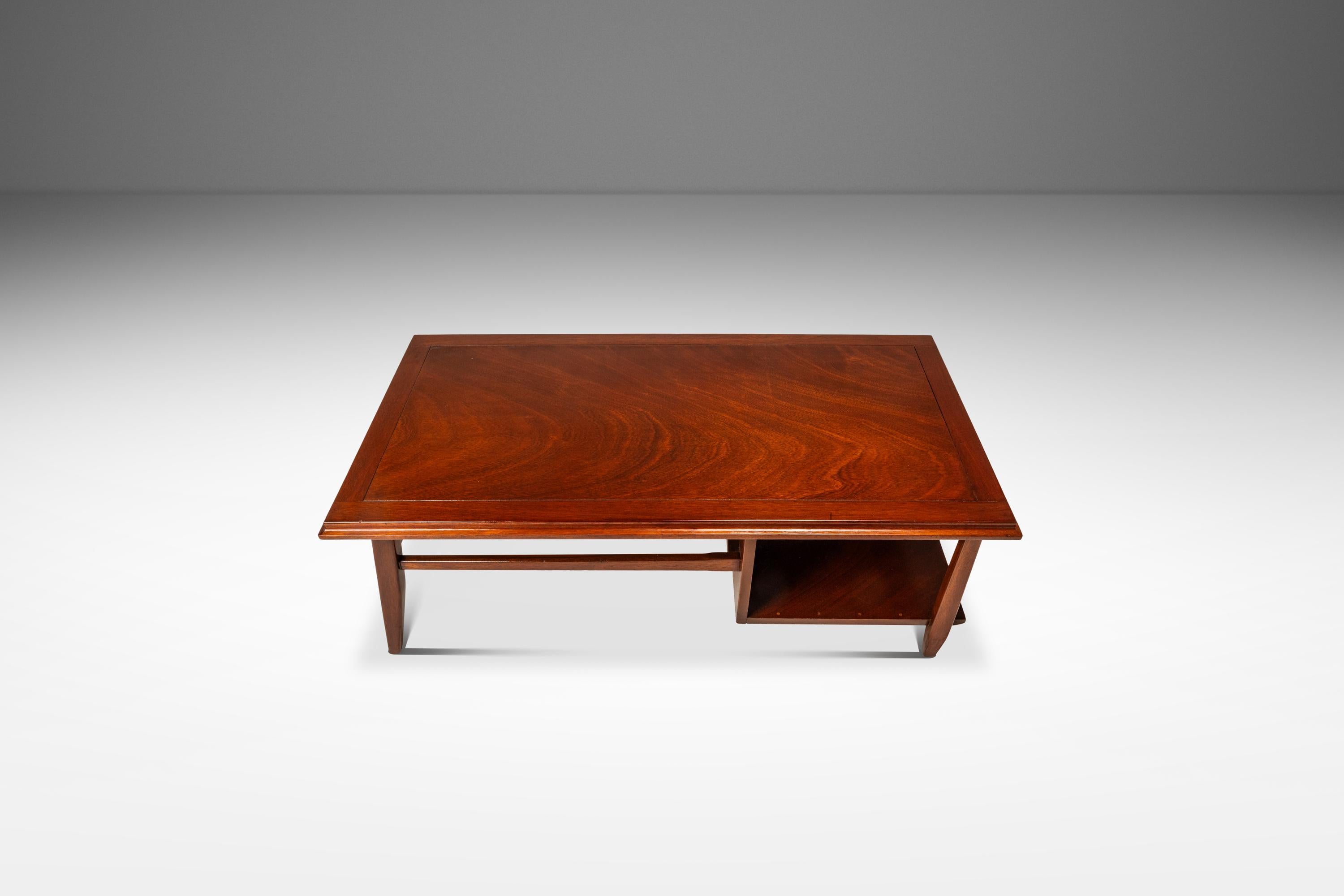 Mid-Century Modern Angular Coffee Table in Solid Mahogany, USA, c. 1960s en Bueno estado para la venta en Deland, FL