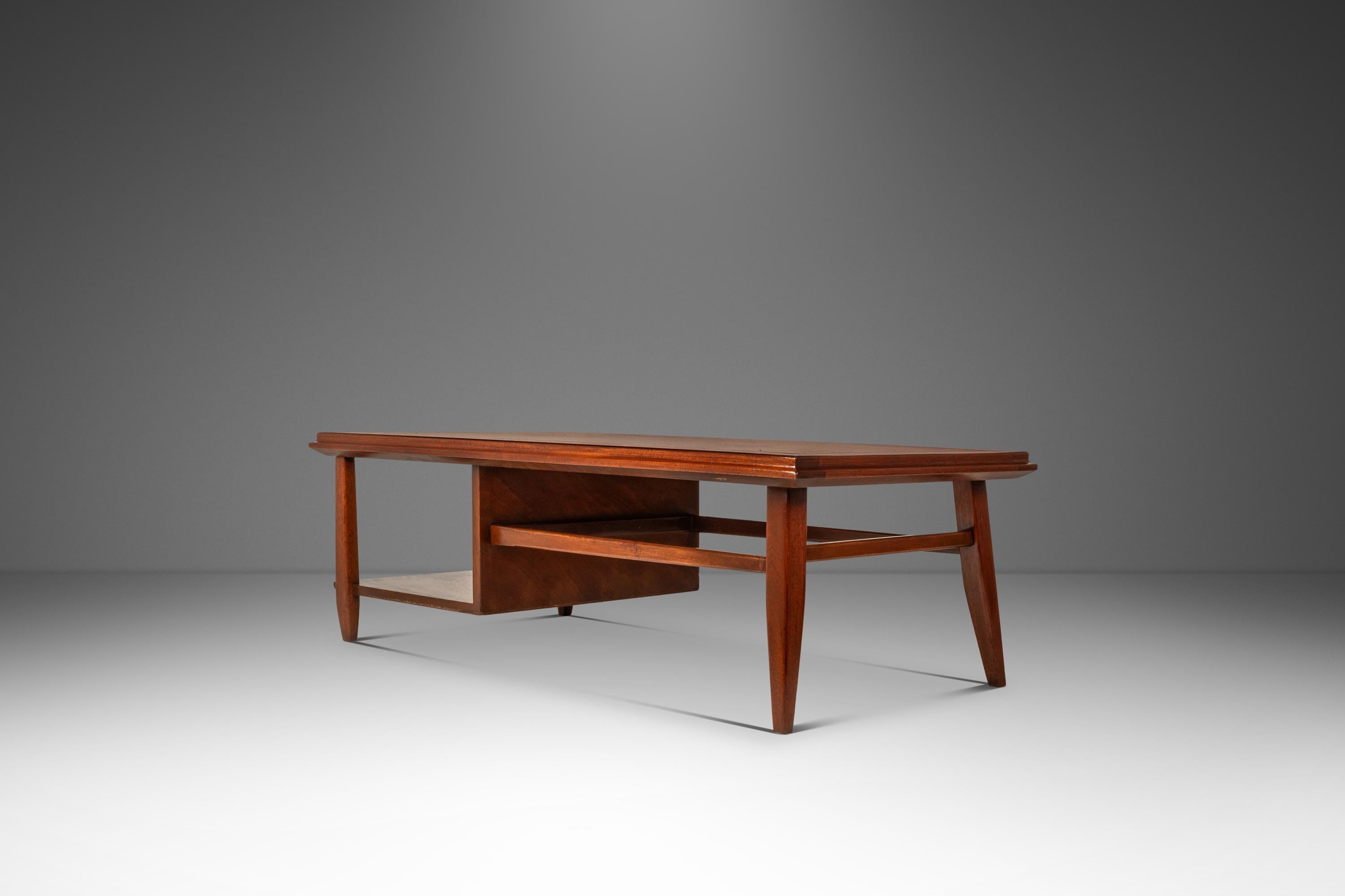 Mid-Century Modern Angular Coffee Table in Solid Mahogany, USA, c. 1960s mediados del siglo XX en venta