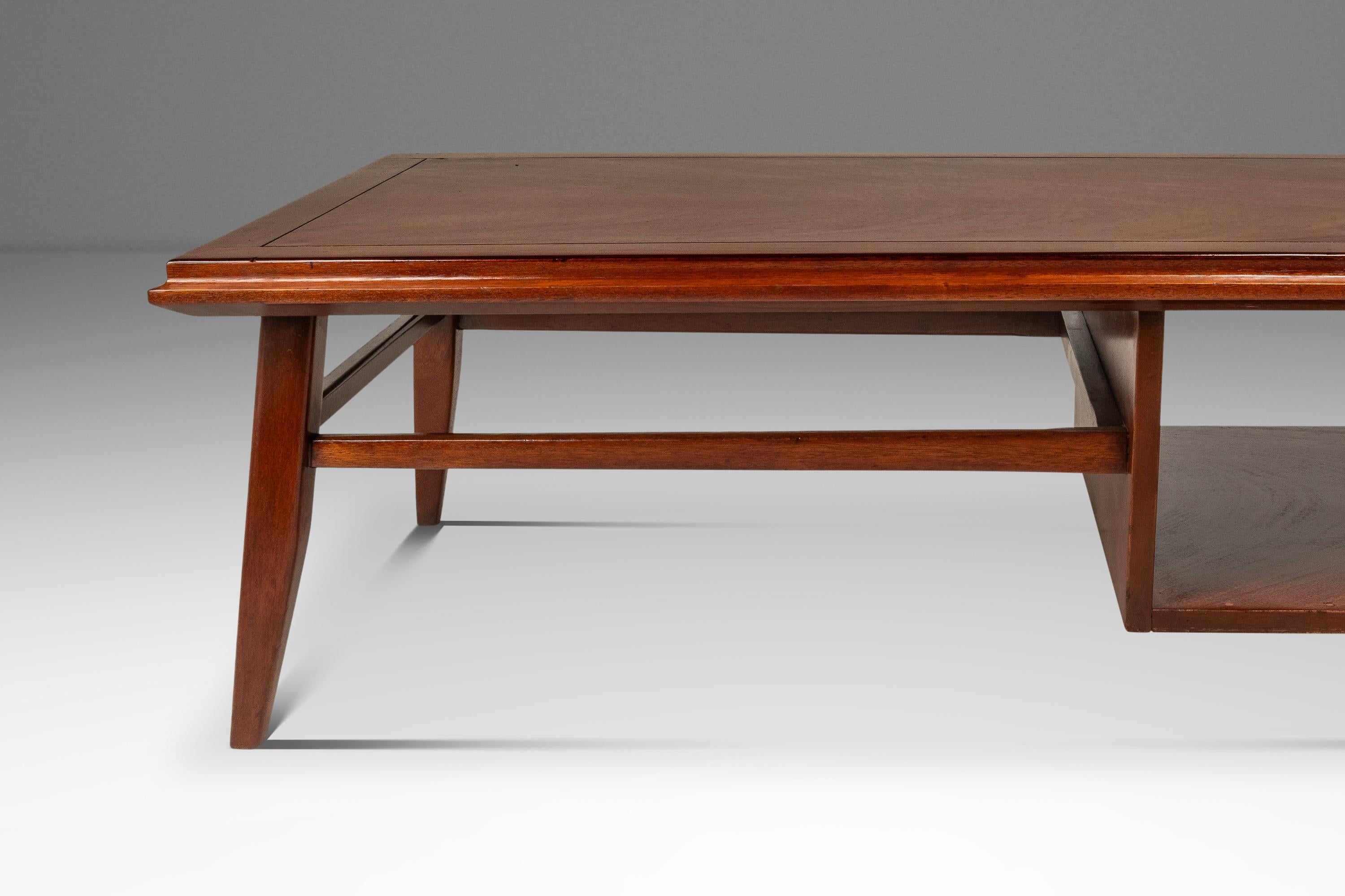 Mid-Century Modern Angular Coffee Table in Solid Mahogany, USA, c. 1960s en venta 1