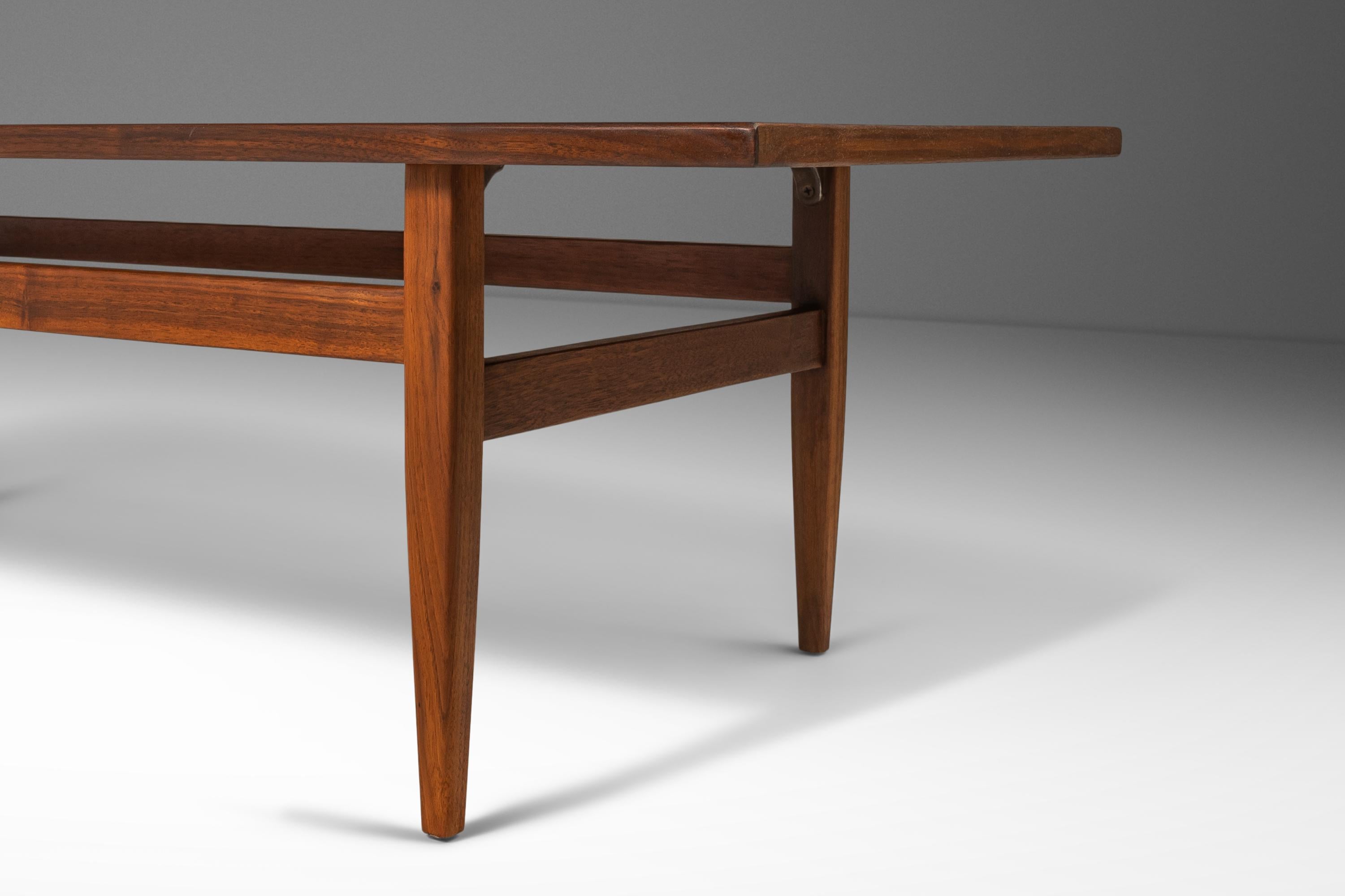 Mid-Century Modern Angular Coffee Table in Walnut, c. 1960's For Sale 10