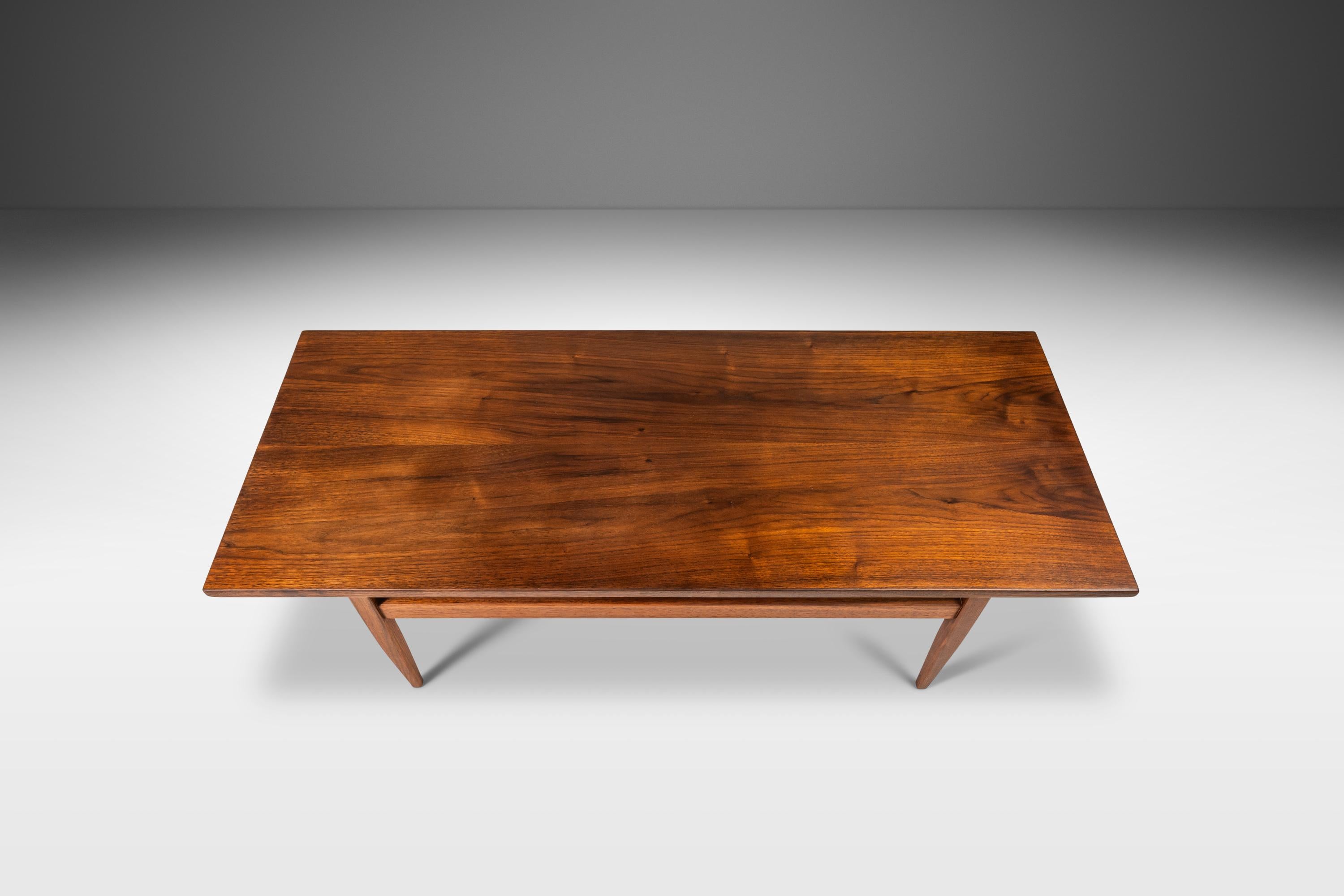 Mid-Century Modern Angular Coffee Table in Walnut, c. 1960's In Good Condition For Sale In Deland, FL