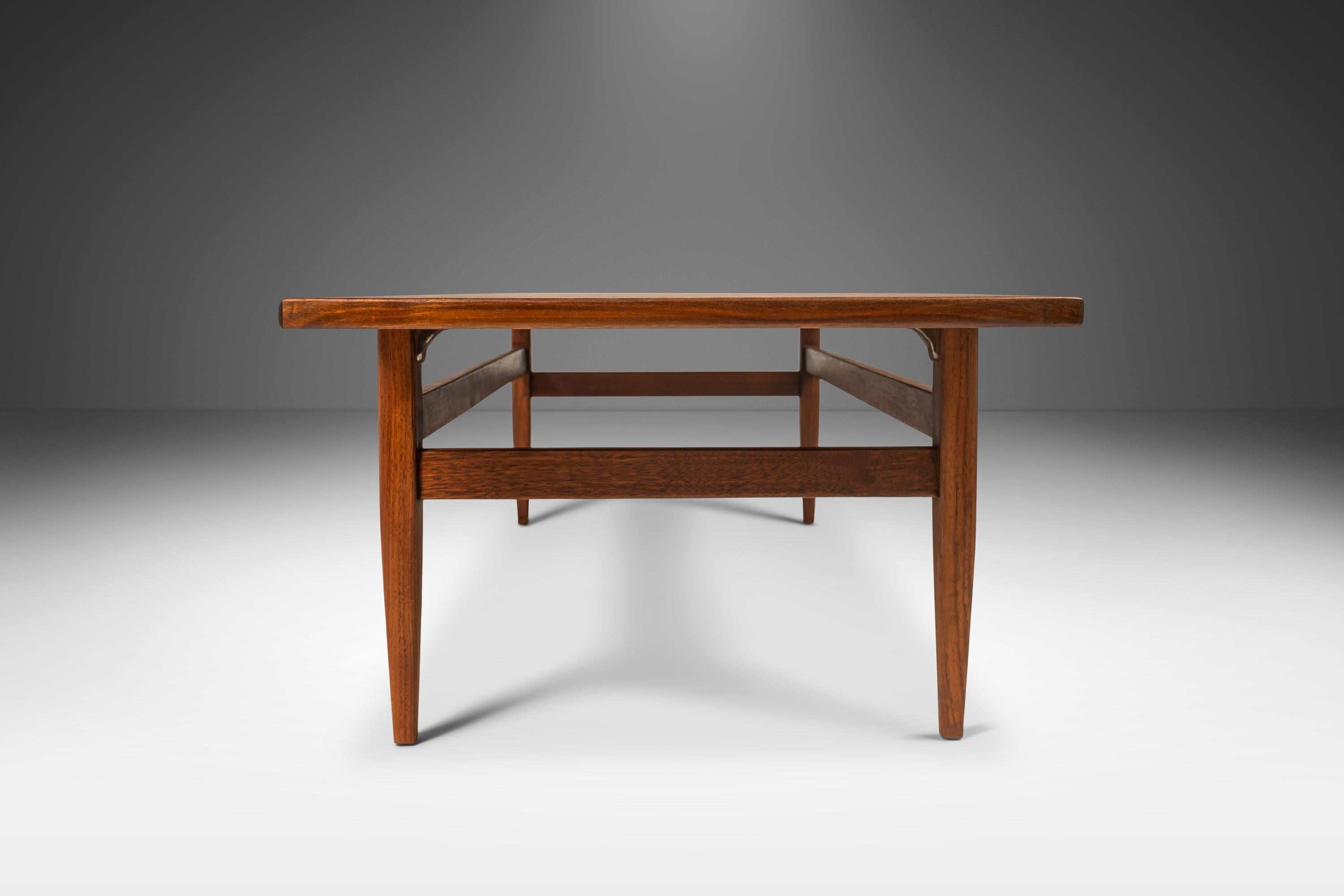 Mid-Century Modern Angular Coffee Table in Walnut, c. 1960's For Sale 1