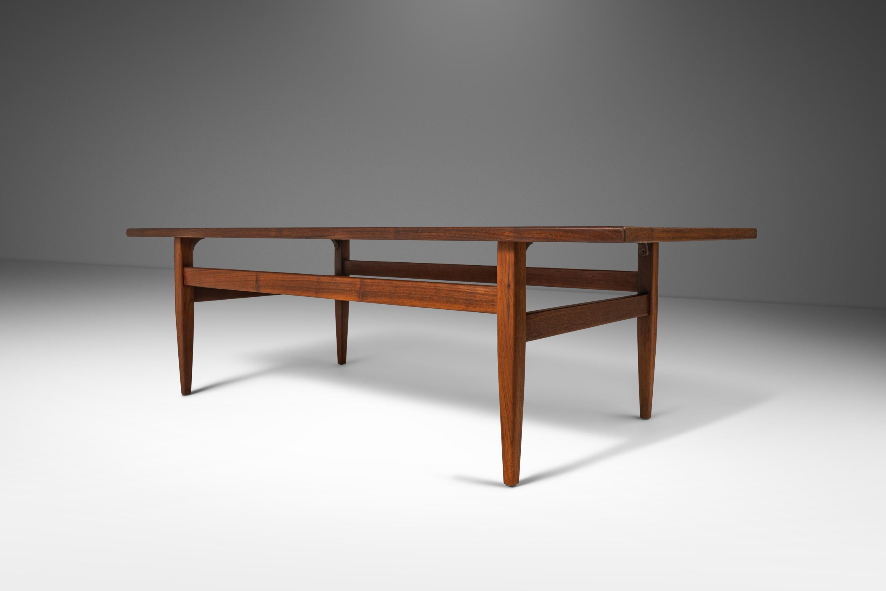 Mid-Century Modern Angular Coffee Table in Walnut, c. 1960's For Sale 2