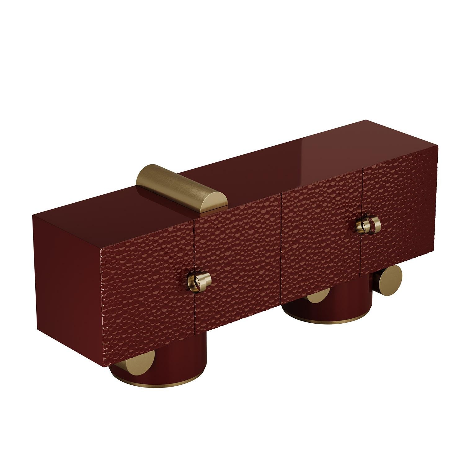 La credenza Antigua sfida il design convenzionale con la sua forma espressiva e il suo carattere scultoreo. Audacemente asimmetrico ma estremamente composto, il suo design introduce un senso di movimento e di interruzione intenzionale, sfidando le