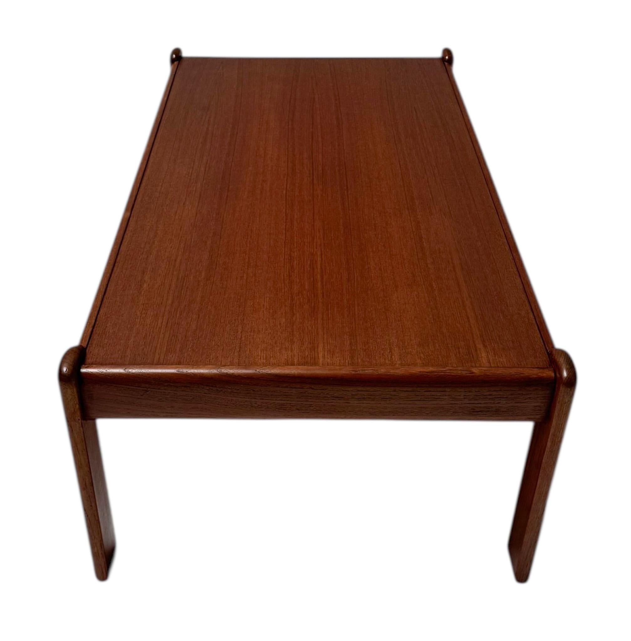 Stupendo ed elegante tavolino da caffè Eleg in stile Mid-Century Modern 
Design di Walter Knoll & Wilhelm Knoll.
Un sorprendente design tedesco del 1960.
Struttura in teak massiccio con piano in teak originale.
Il piano del tavolo misura 40,5 cm o
