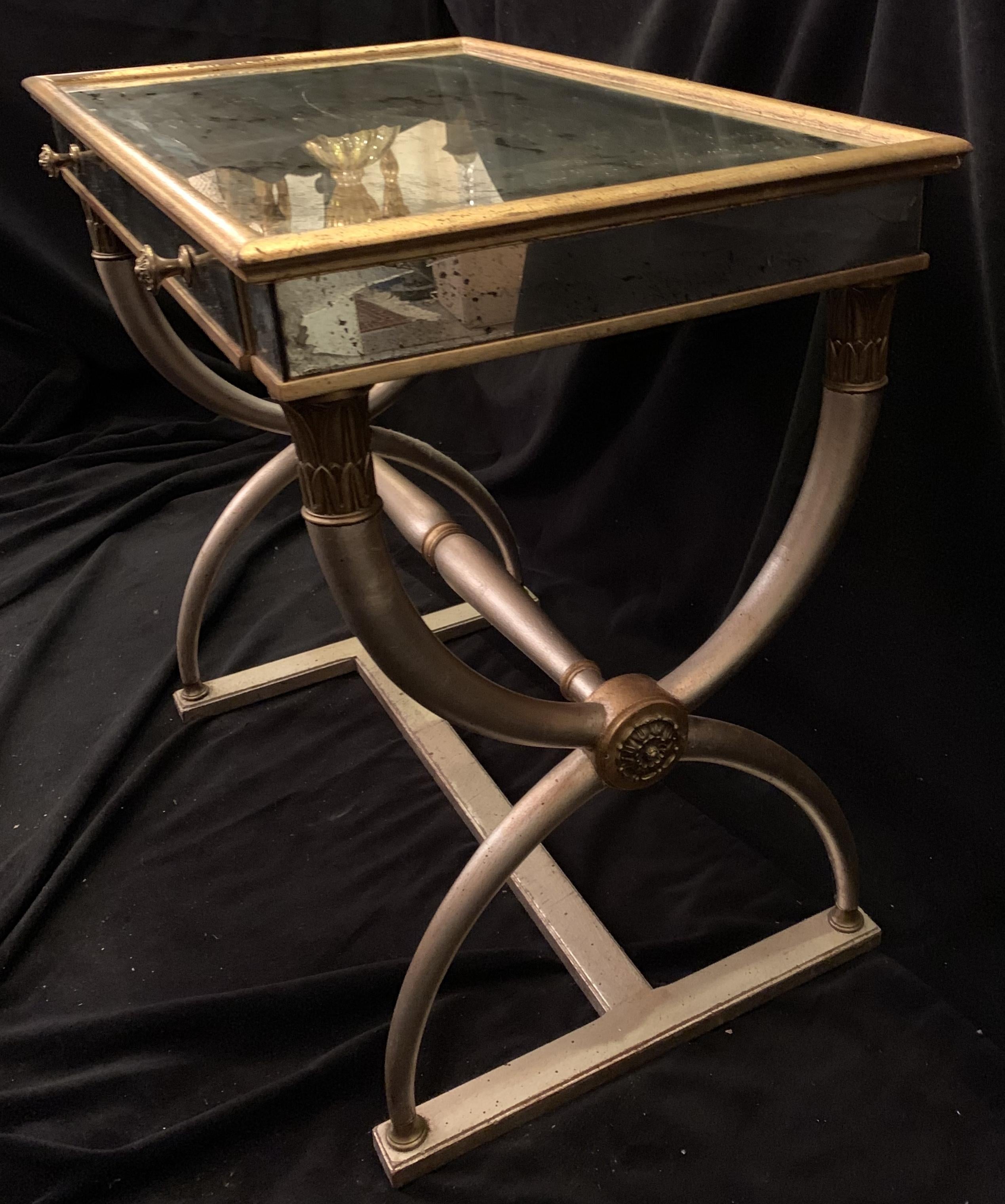 Argenté Mid-Century Modern Pair Antique Mirrored Silver Gold Gilt Night End Table Baguès en vente