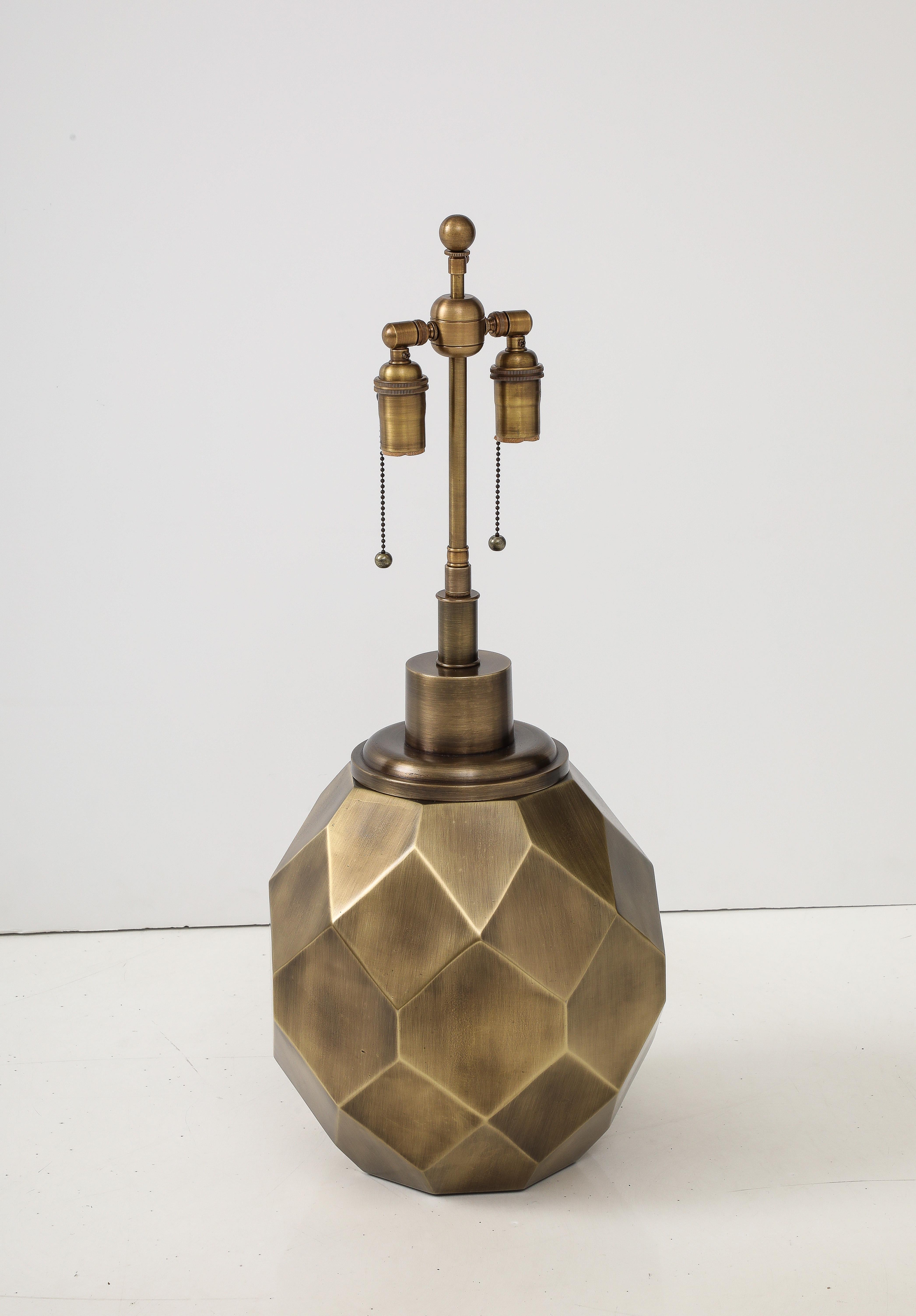 Pareja de grandes lámparas geodésicas de bronce envejecido by Champan Moderno de mediados de siglo en venta