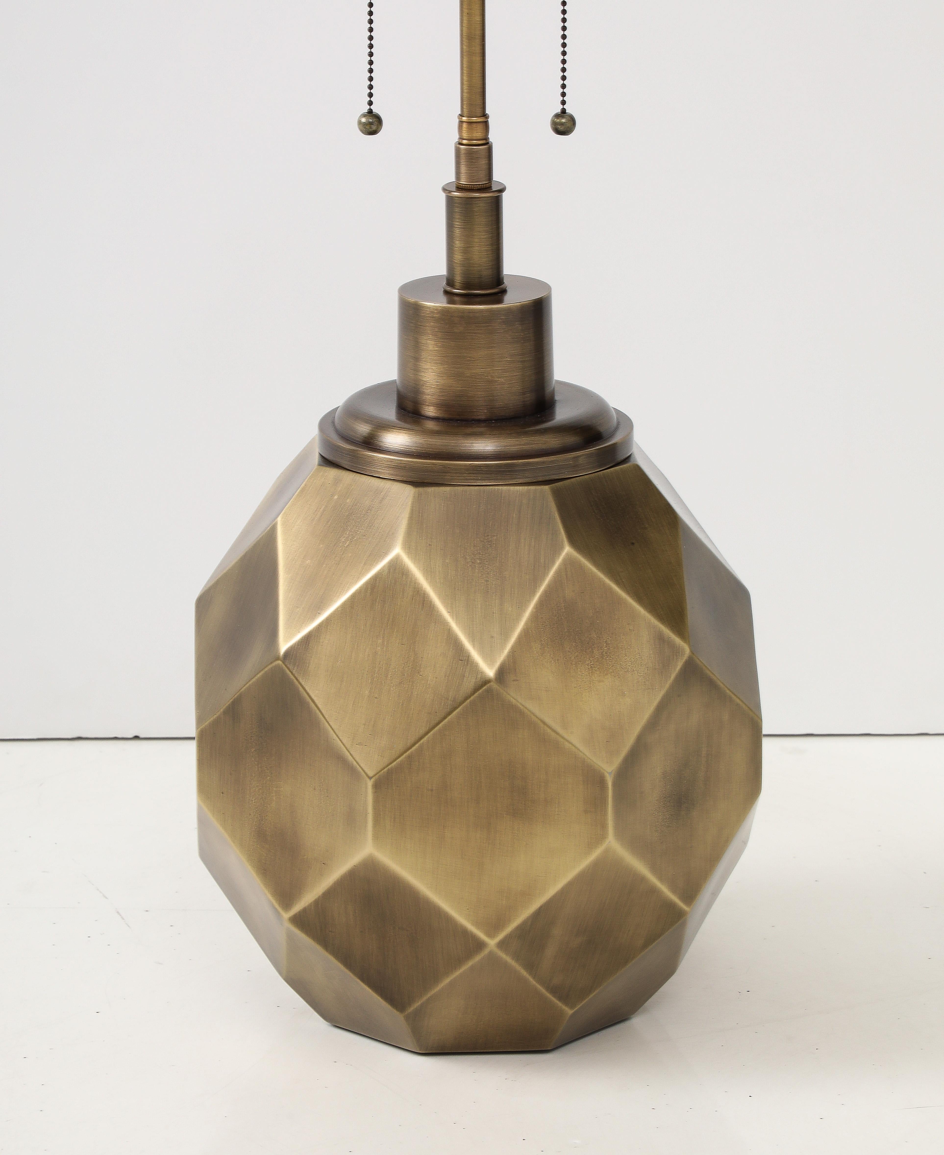 Pareja de grandes lámparas geodésicas de bronce envejecido by Champan en Excelente estado para la venta en New York, NY