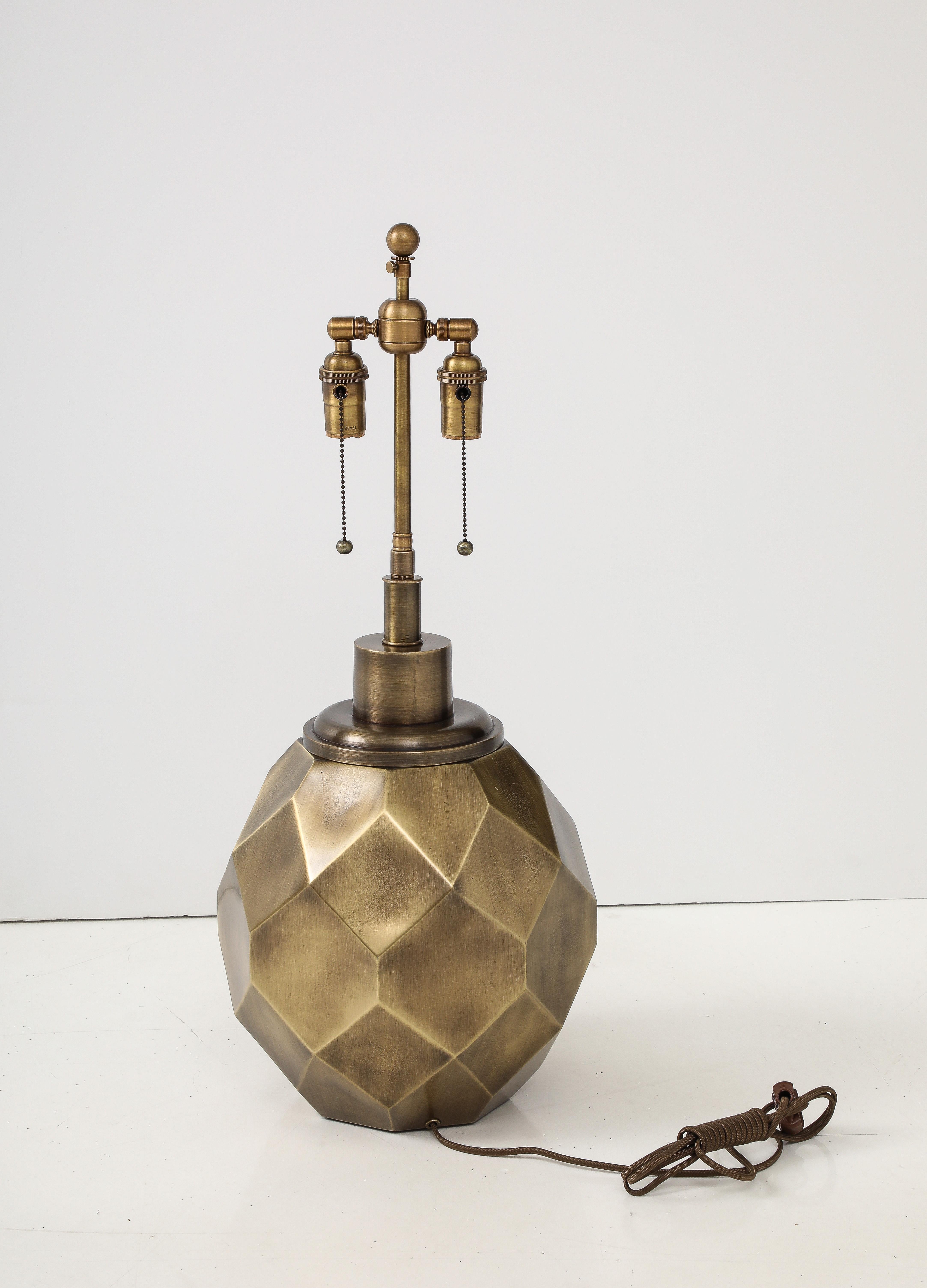 Pareja de grandes lámparas geodésicas de bronce envejecido by Champan en venta 1