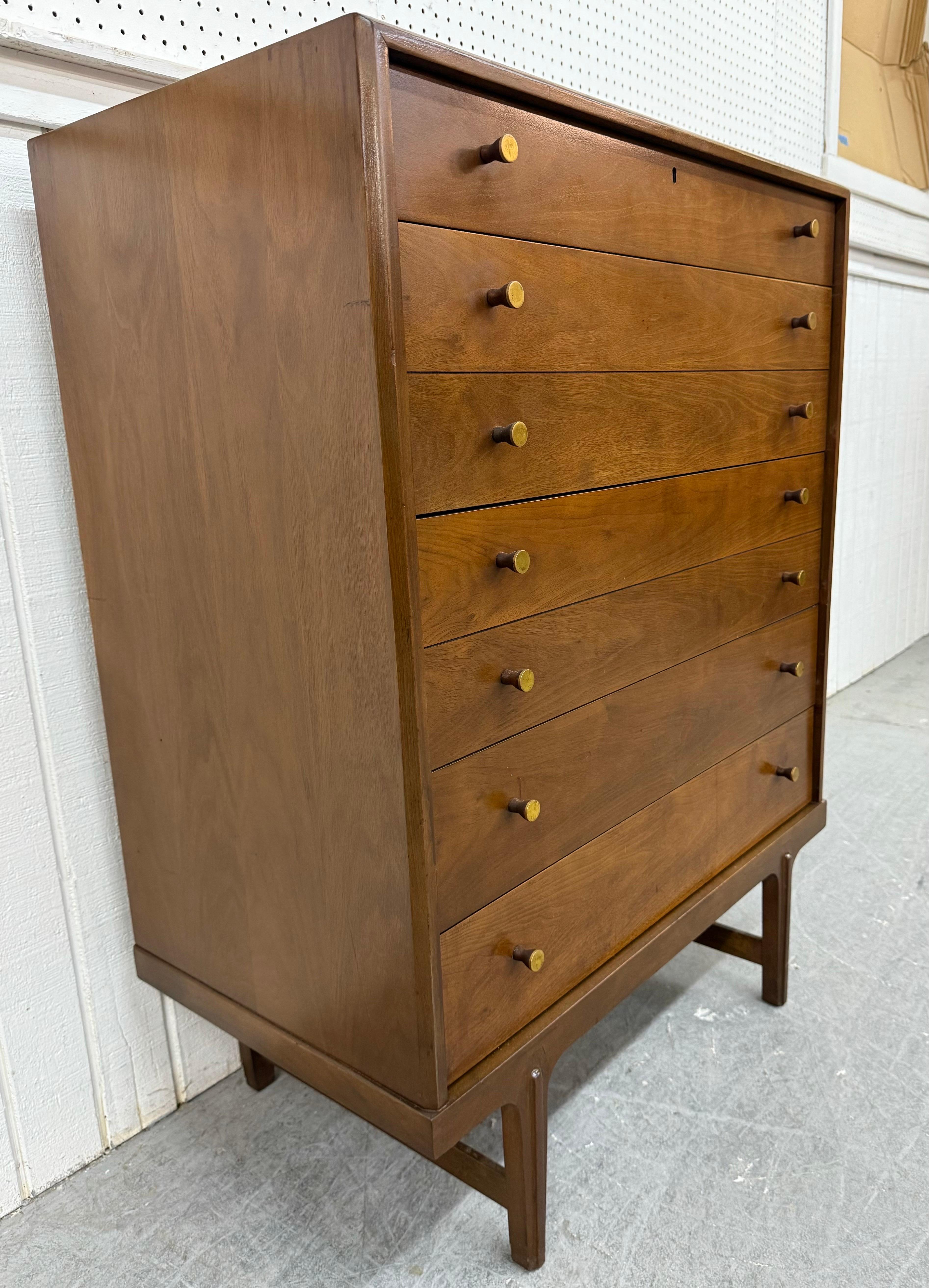Questo annuncio si riferisce a una cassapanca in legno di noce 