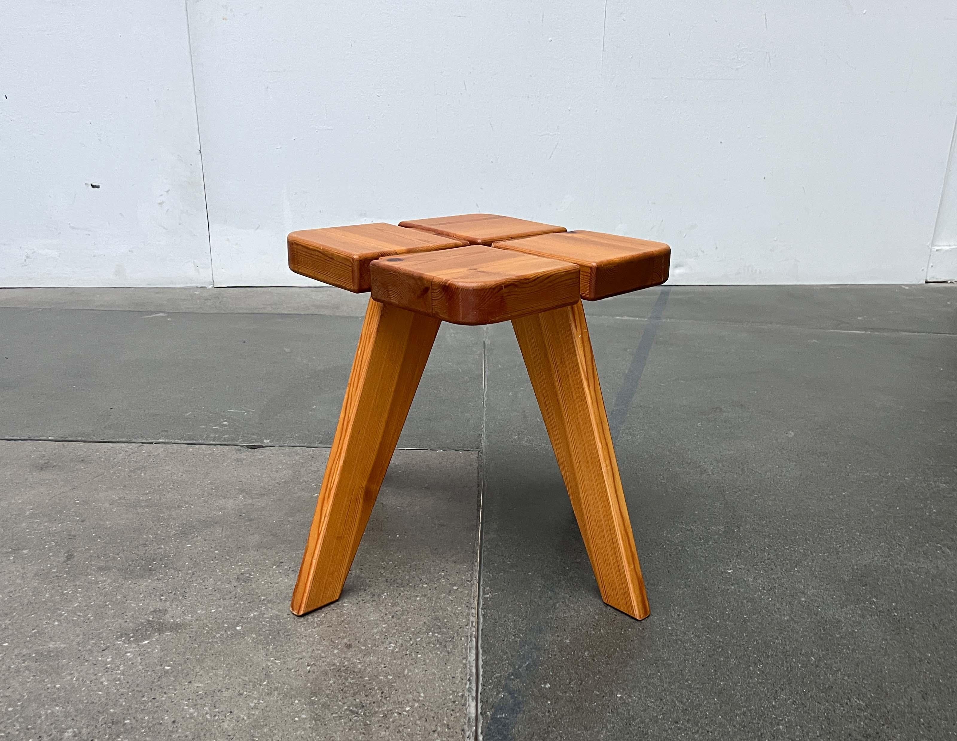 Mid-Century Modern Apila Pinewood Stool from Finland attributed to Rauni Peippo For Sale 11