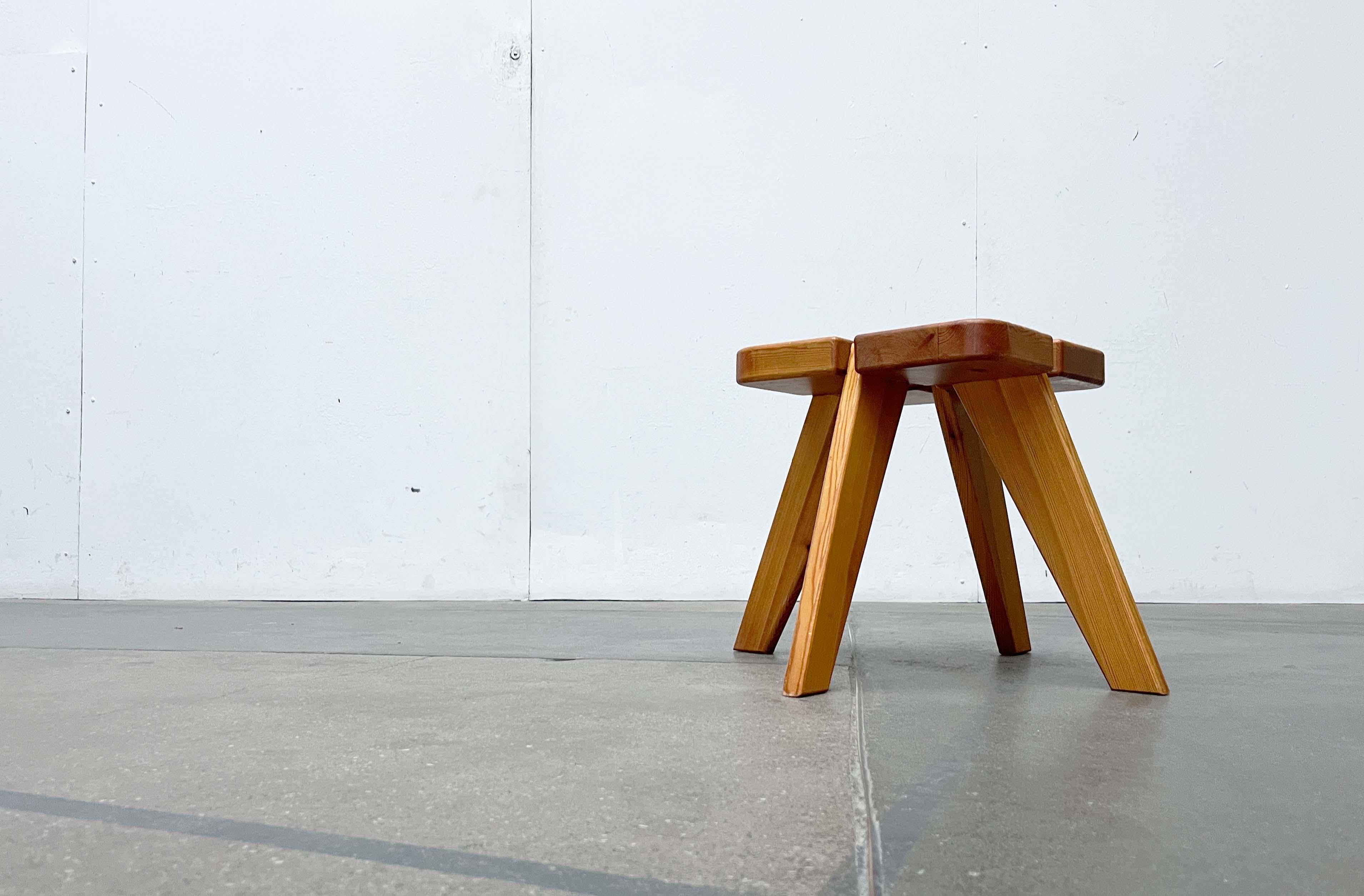 Mid-Century Modern Apila Pinewood Stool from Finland attributed to Rauni Peippo In Good Condition For Sale In Hamburg, DE