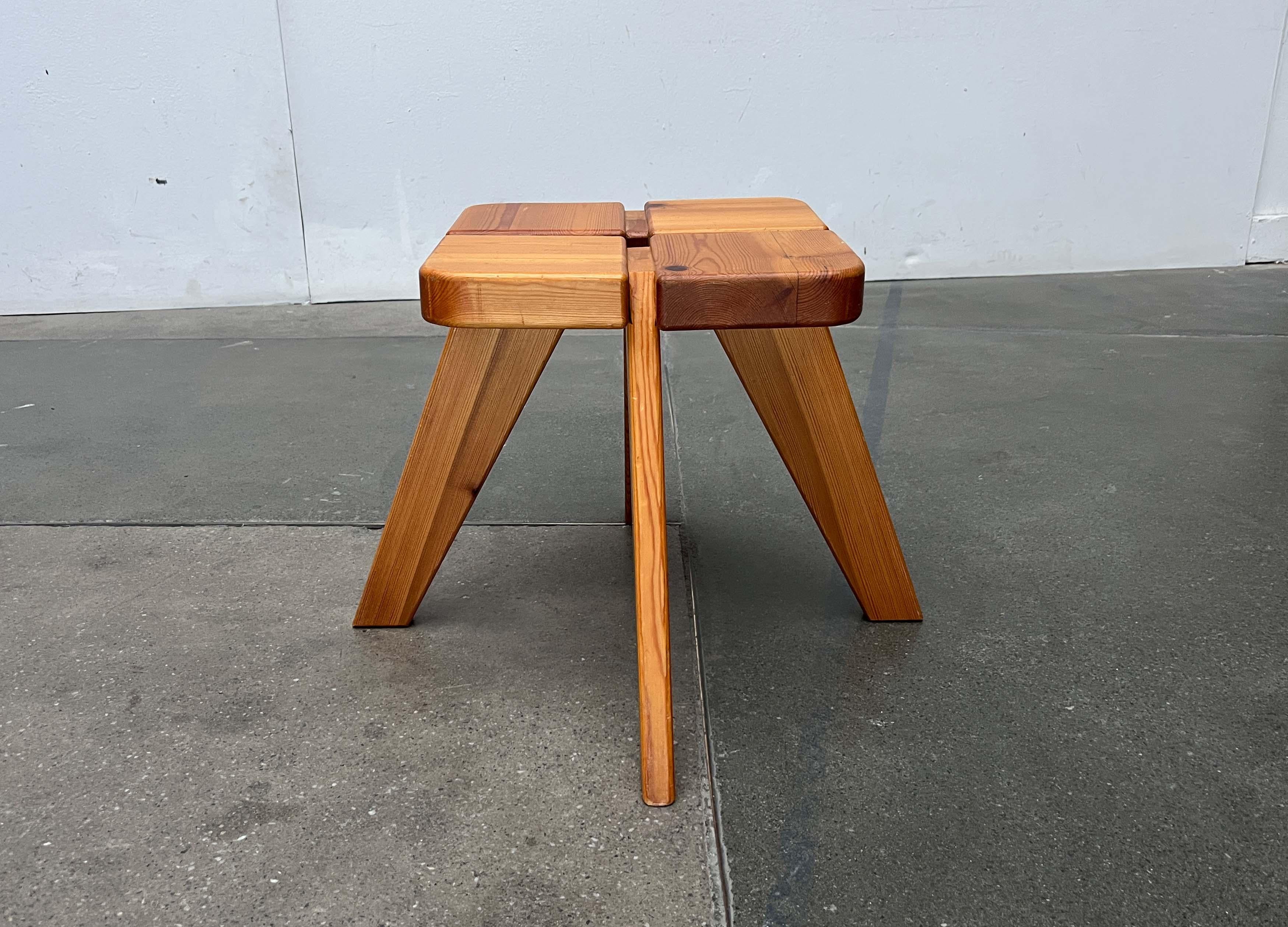 Mid-Century Modern Apila Pinewood Stool from Finland attributed to Rauni Peippo For Sale 4