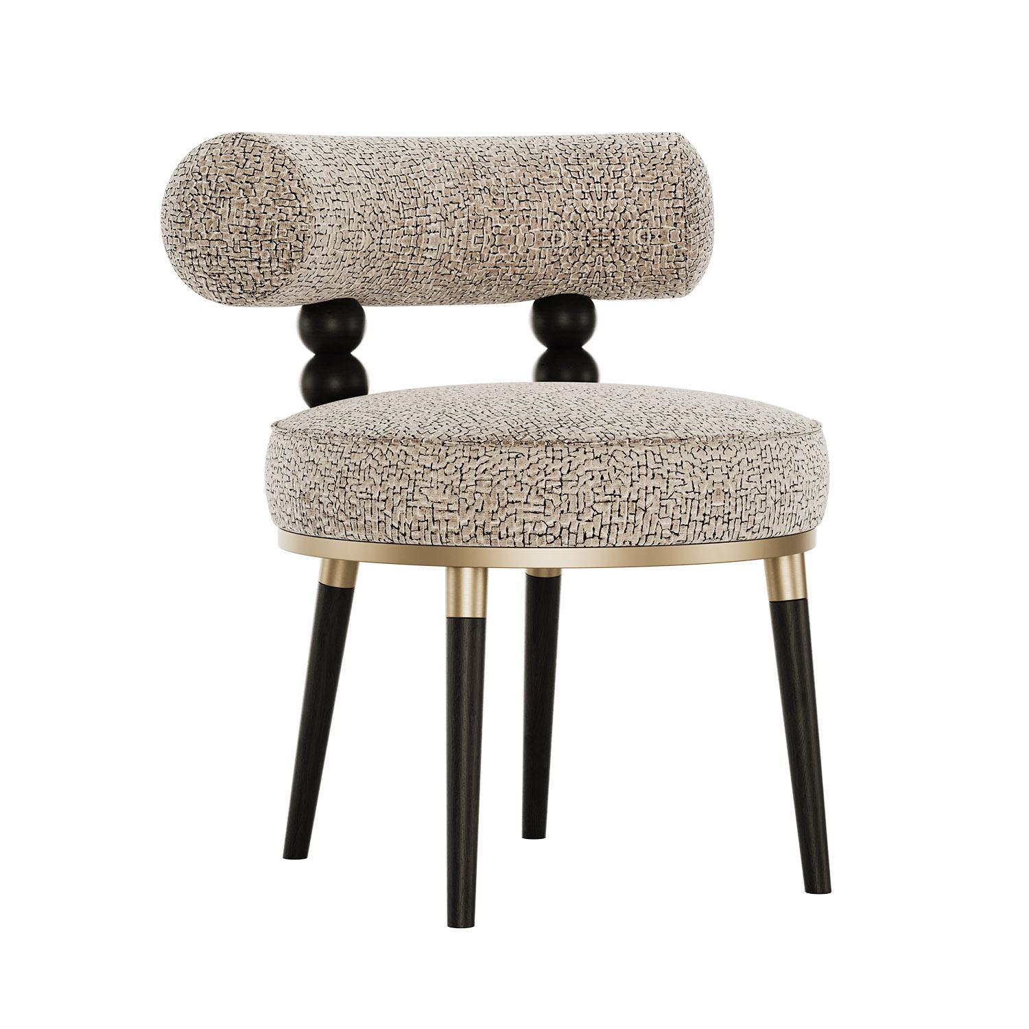 Celebrazione della forma, della materialità e dell'artigianato, la sedia Aretha è un pezzo scultoreo progettato per coloro che cercano l'arte nella vita di tutti i giorni. La sua silhouette si ispira all'eleganza moderna di metà secolo, reimmaginata