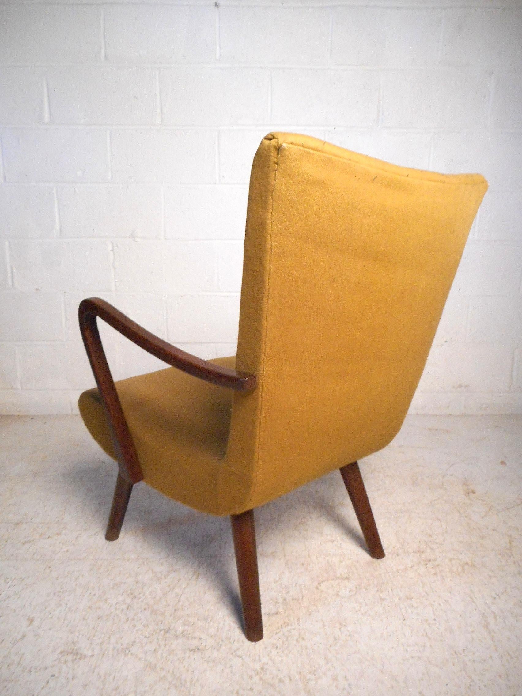 Mid-Century Modern Armchair In Good Condition In Brooklyn, NY