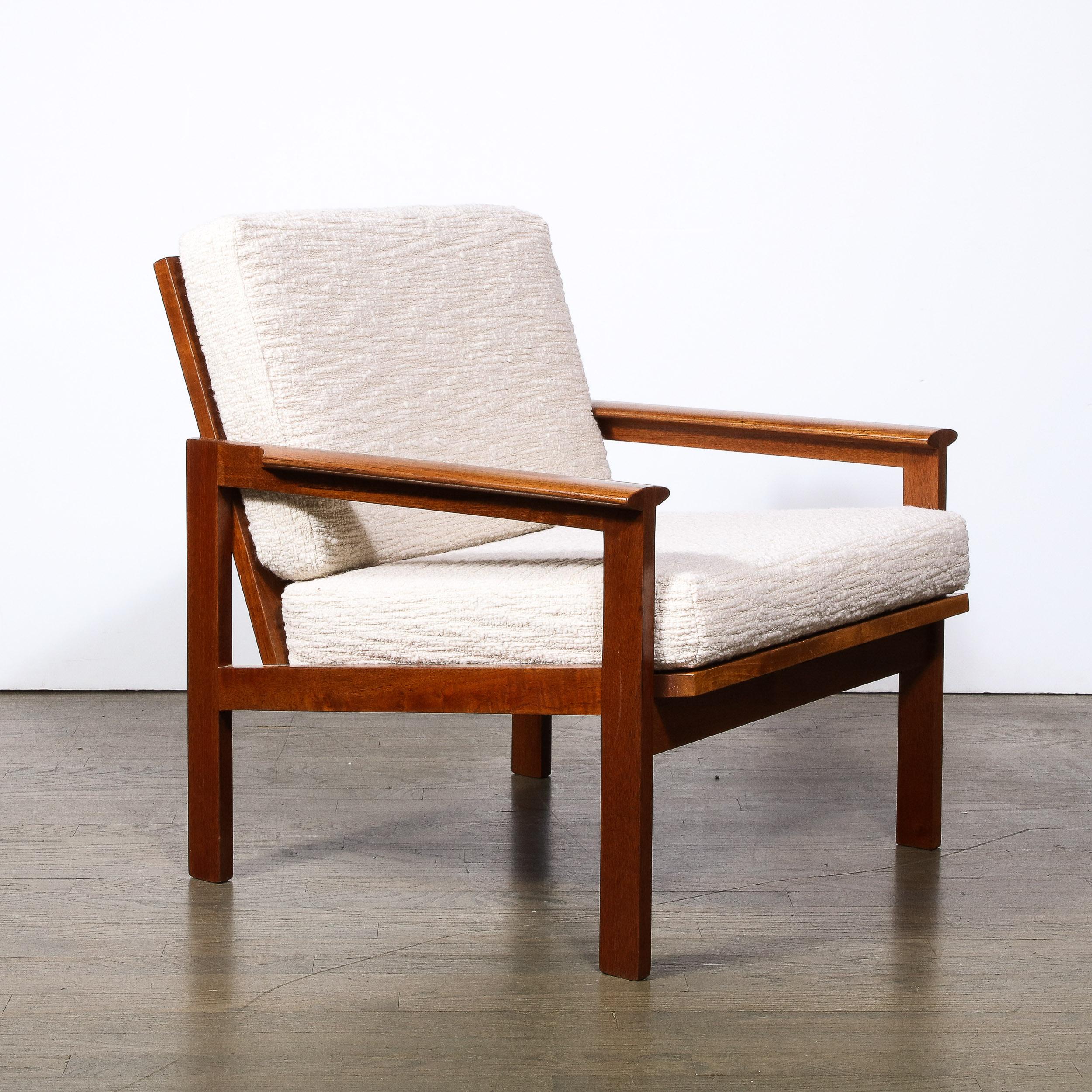 Moderner Sessel aus handgeriebenem Teakholz und Holly Hunt Boucle-Stoff aus der Mitte des Jahrhunderts im Angebot 4