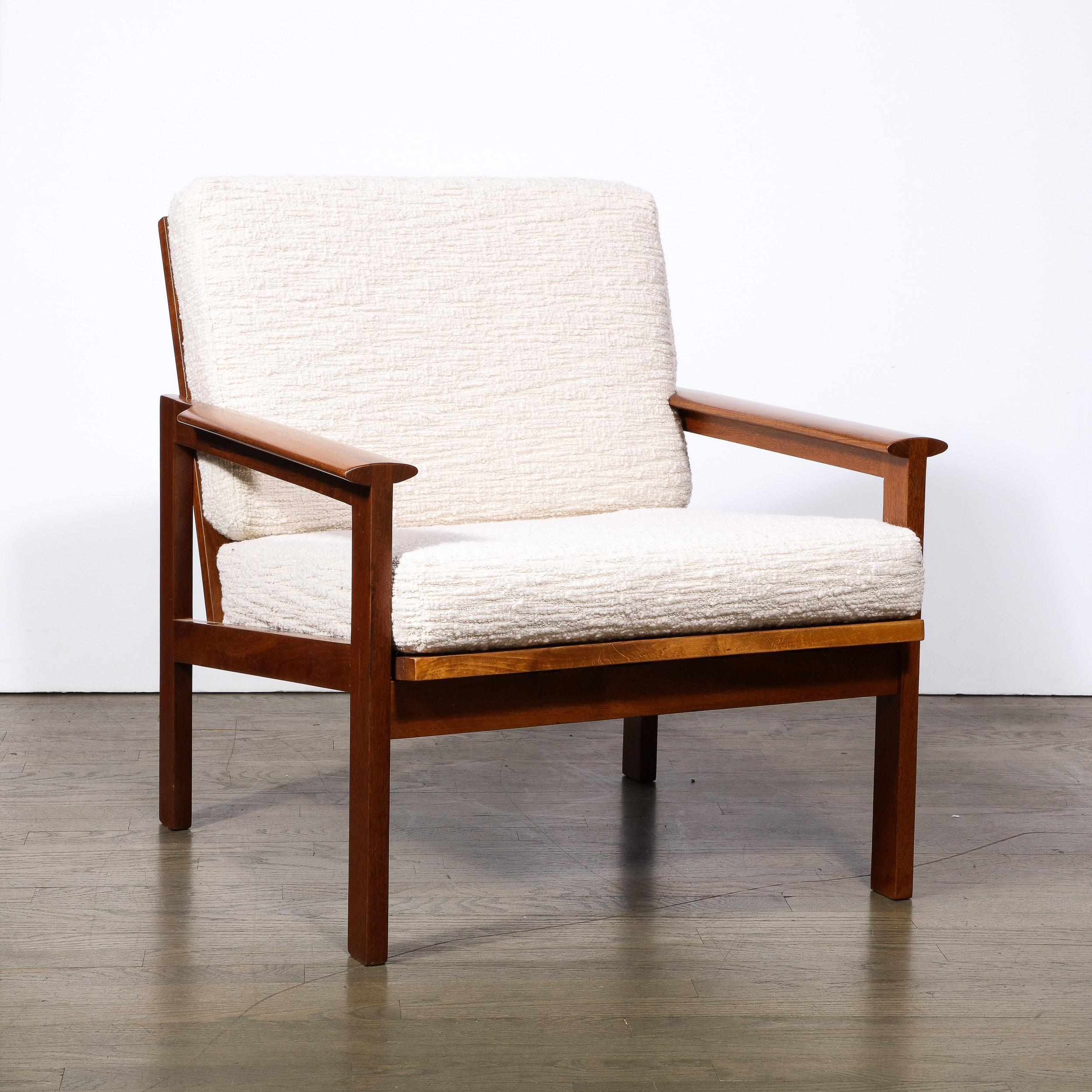 Moderner Sessel aus handgeriebenem Teakholz und Holly Hunt Boucle-Stoff aus der Mitte des Jahrhunderts im Angebot 6