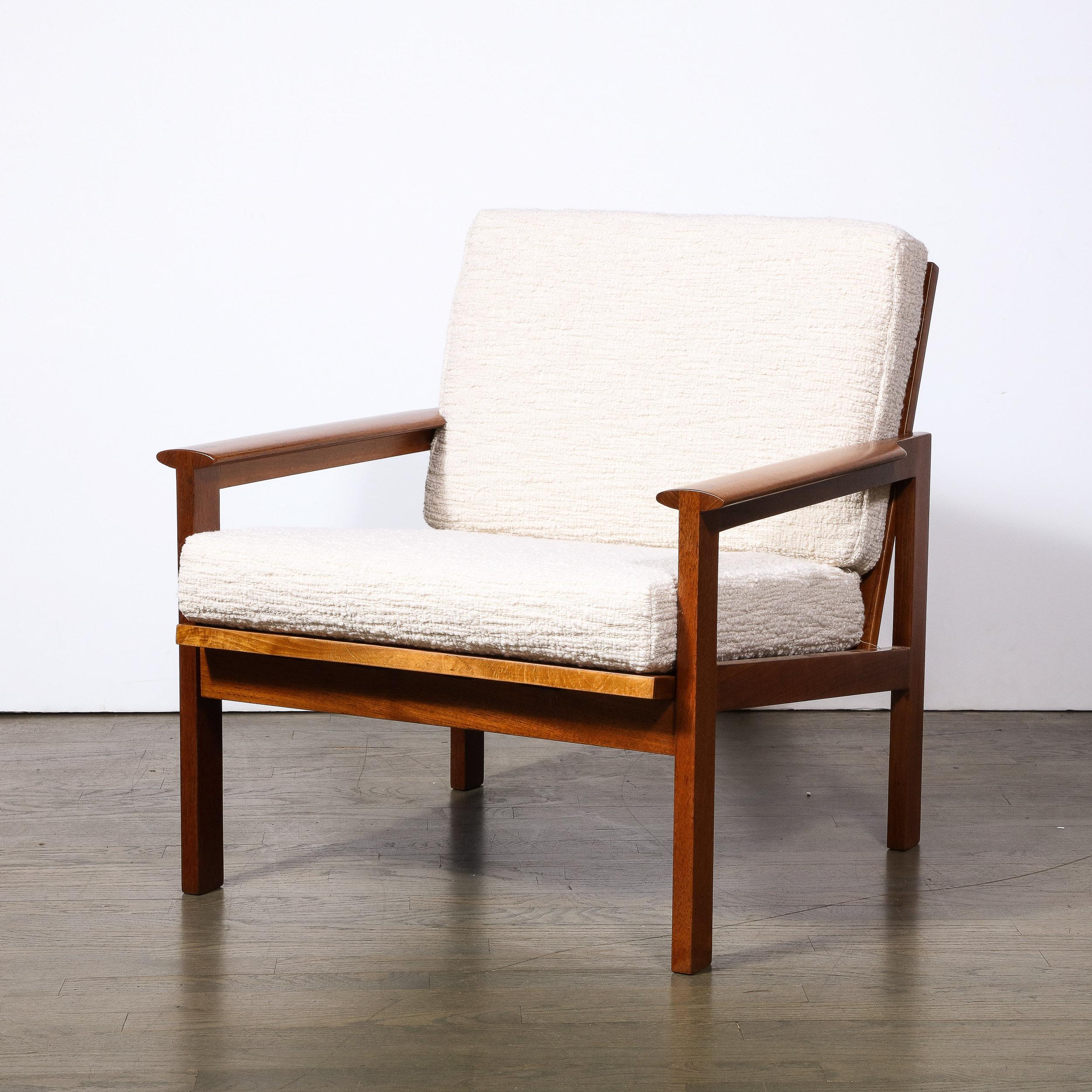 Moderner Sessel aus handgeriebenem Teakholz und Holly Hunt Boucle-Stoff aus der Mitte des Jahrhunderts (Moderne der Mitte des Jahrhunderts) im Angebot