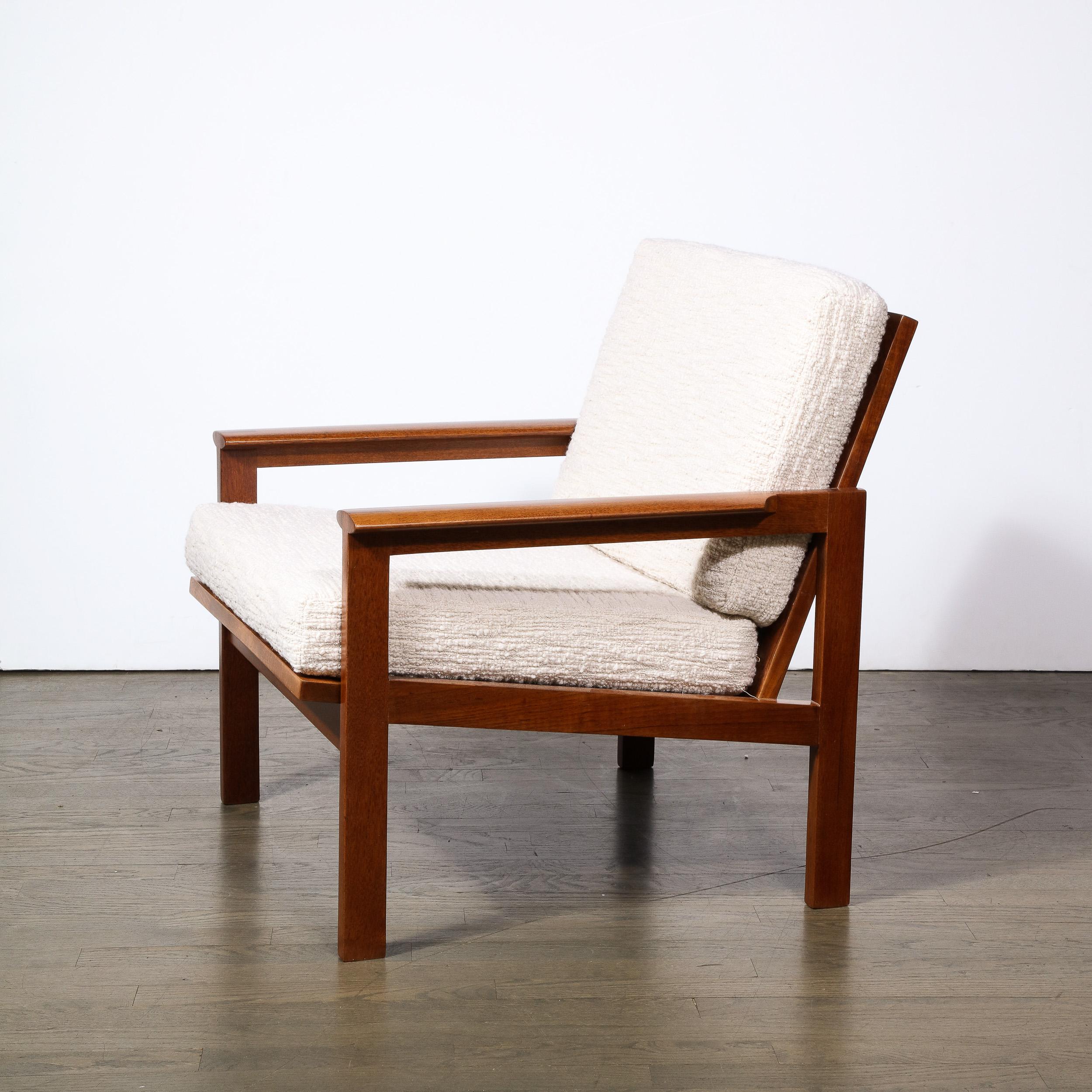 Moderner Sessel aus handgeriebenem Teakholz und Holly Hunt Boucle-Stoff aus der Mitte des Jahrhunderts im Zustand „Hervorragend“ im Angebot in New York, NY