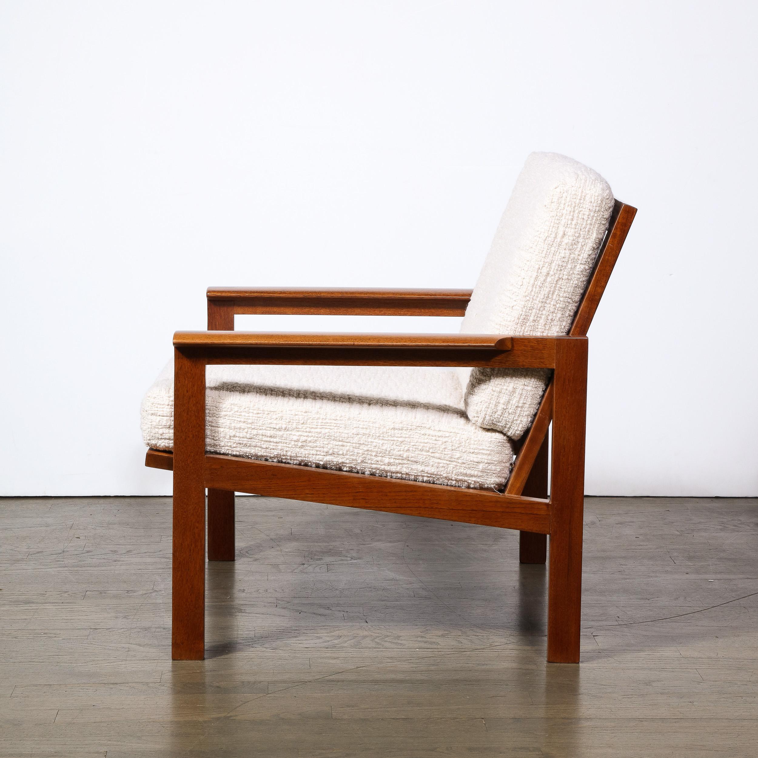 Moderner Sessel aus handgeriebenem Teakholz und Holly Hunt Boucle-Stoff aus der Mitte des Jahrhunderts (Mitte des 20. Jahrhunderts) im Angebot