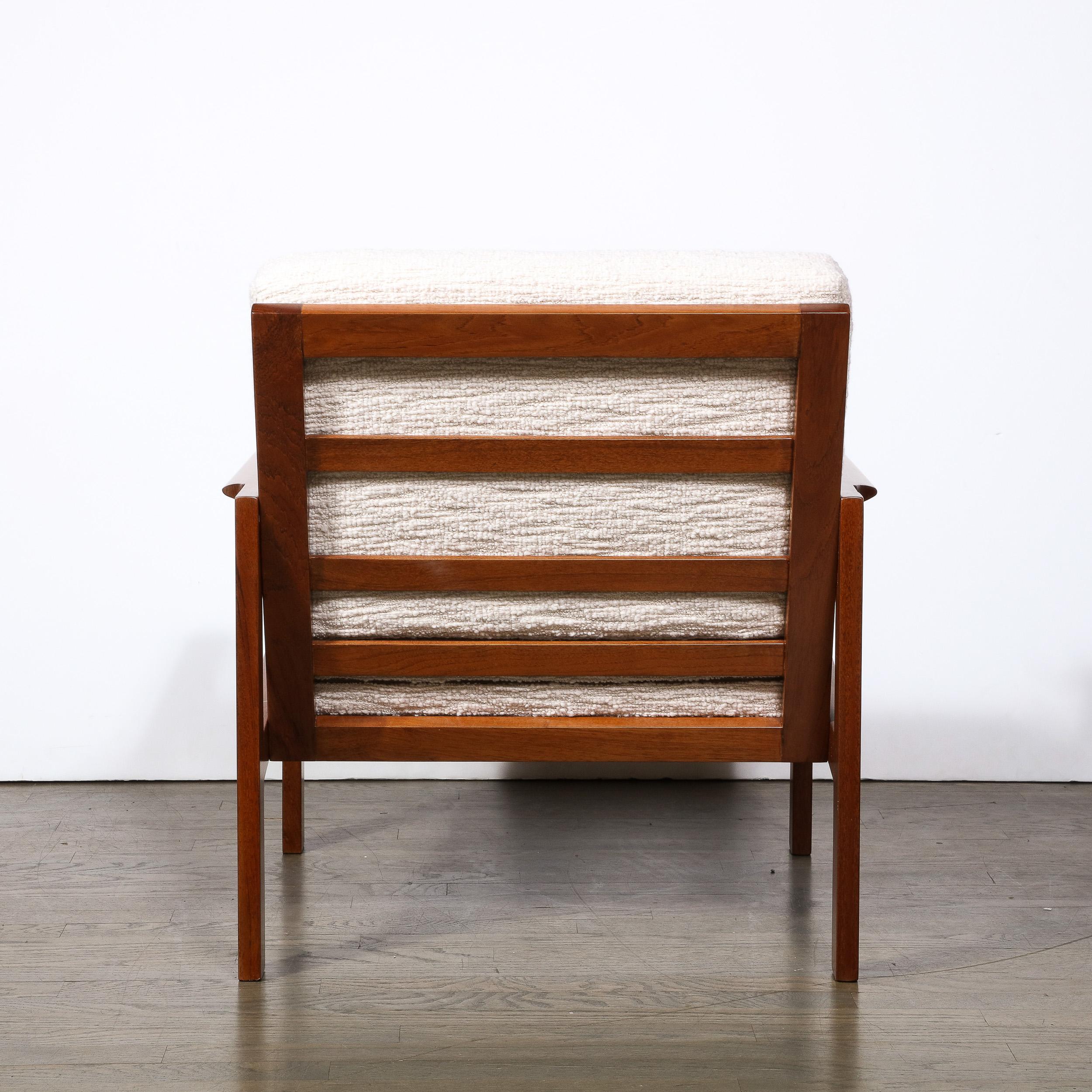 Moderner Sessel aus handgeriebenem Teakholz und Holly Hunt Boucle-Stoff aus der Mitte des Jahrhunderts im Angebot 1