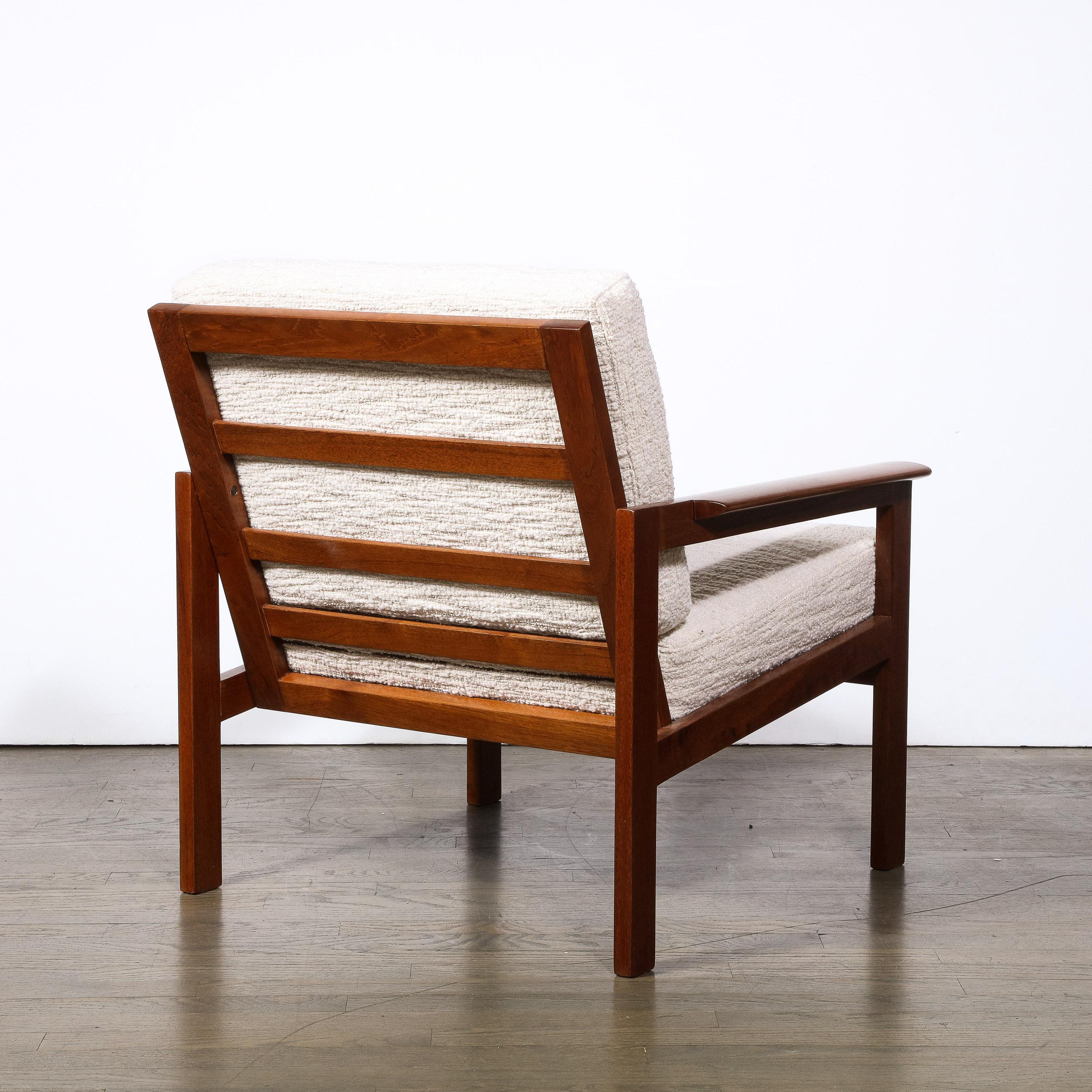 Moderner Sessel aus handgeriebenem Teakholz und Holly Hunt Boucle-Stoff aus der Mitte des Jahrhunderts im Angebot 2
