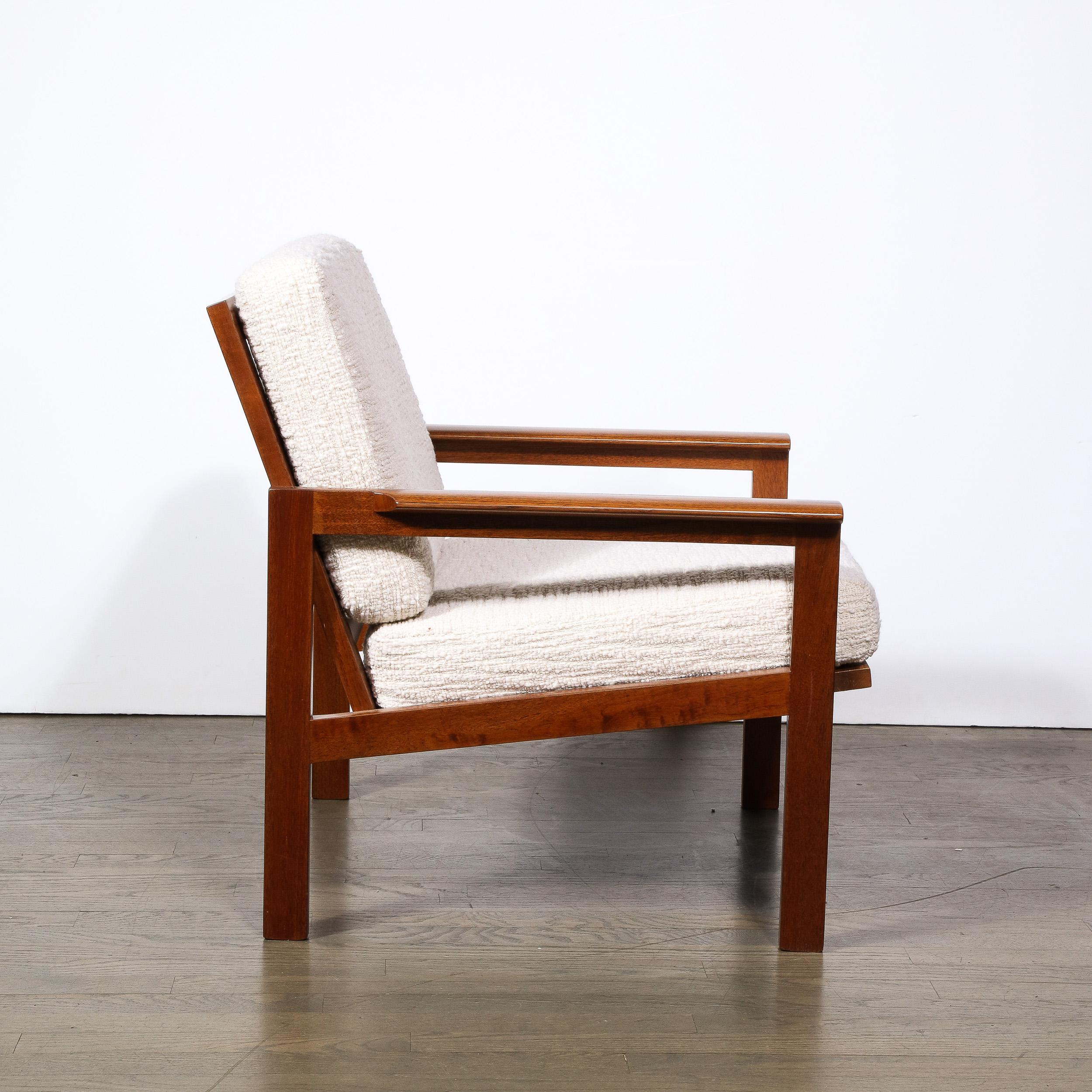Moderner Sessel aus handgeriebenem Teakholz und Holly Hunt Boucle-Stoff aus der Mitte des Jahrhunderts im Angebot 3