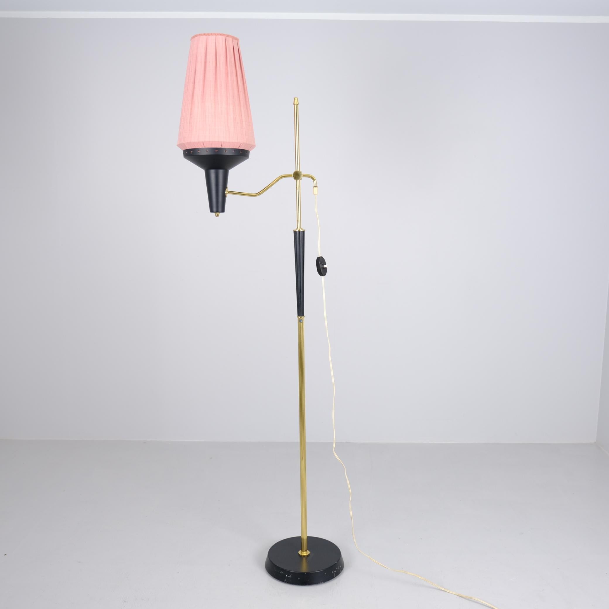 Un'alta ed elegante lampada da terra svedese della metà del secolo scorso, modello 129 di AB Armaturhantverk, 1950. Ottone e metallo verniciato nero con paralume in tessuto rosa. Lo stile è molto modernista e si adatta a qualsiasi interno di metà