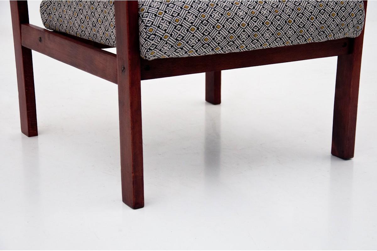 Este elegante sillón, fabricado en Polonia en la década de 1960, es una pieza bellamente restaurada que combina el encanto vintage con la comodidad moderna. El sillón se ha sometido a una renovación completa, que incluye trabajos de carpintería y