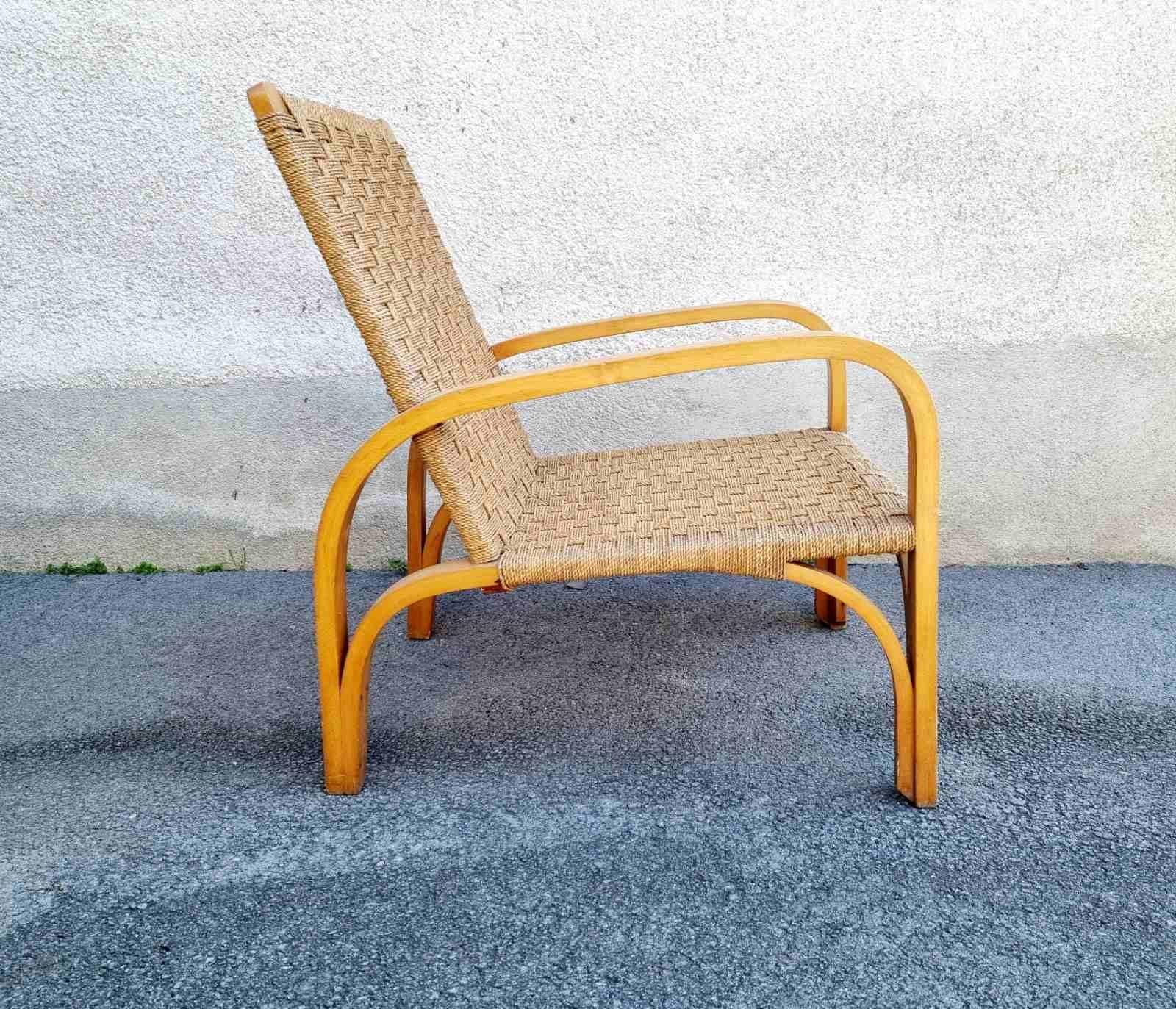 El sillón de diseño escandinavo fue diseñado por Augusto Romano en Italia, en los años 60.
Esta Silla está hecha con armazón de madera maciza y asiento y respaldo de cuerda marrón.
El sillón está en perfecto estado vintage