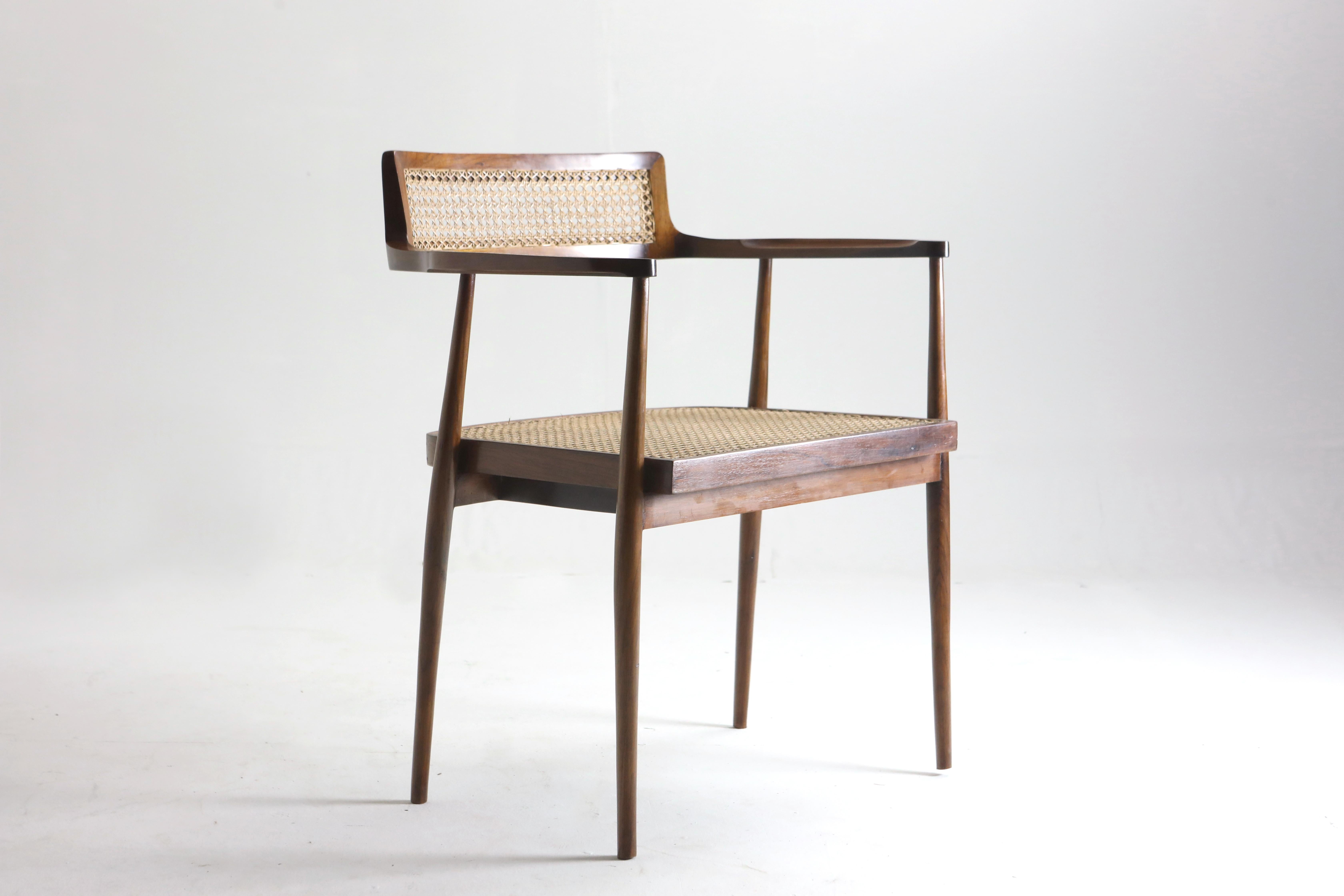 Mid-Century Modern pair of wood armchairs by Joaquim Tenreiro, Brazil 1960s

These elegant armchairs, designed by the great name of Brazilian Mid-Century Modern Design, Joaquim Tenreiro, showcase the minimal and sculptural craftsmanship that