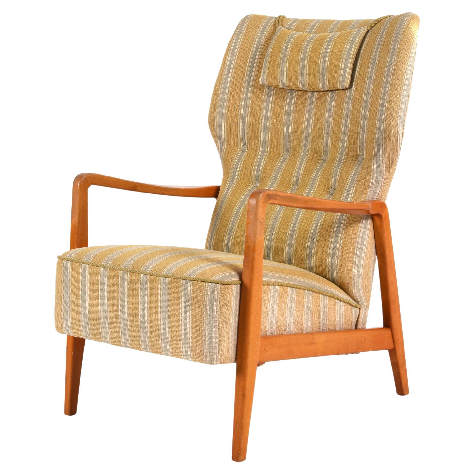 Fauteuil intemporel de style moderne du milieu du siècle, produit par le fabricant suédois DUX dans les années 1950. Cette chaise longue sculpturale présente un cadre en bouleau massif magnifiquement travaillé avec des accoudoirs légèrement incurvés