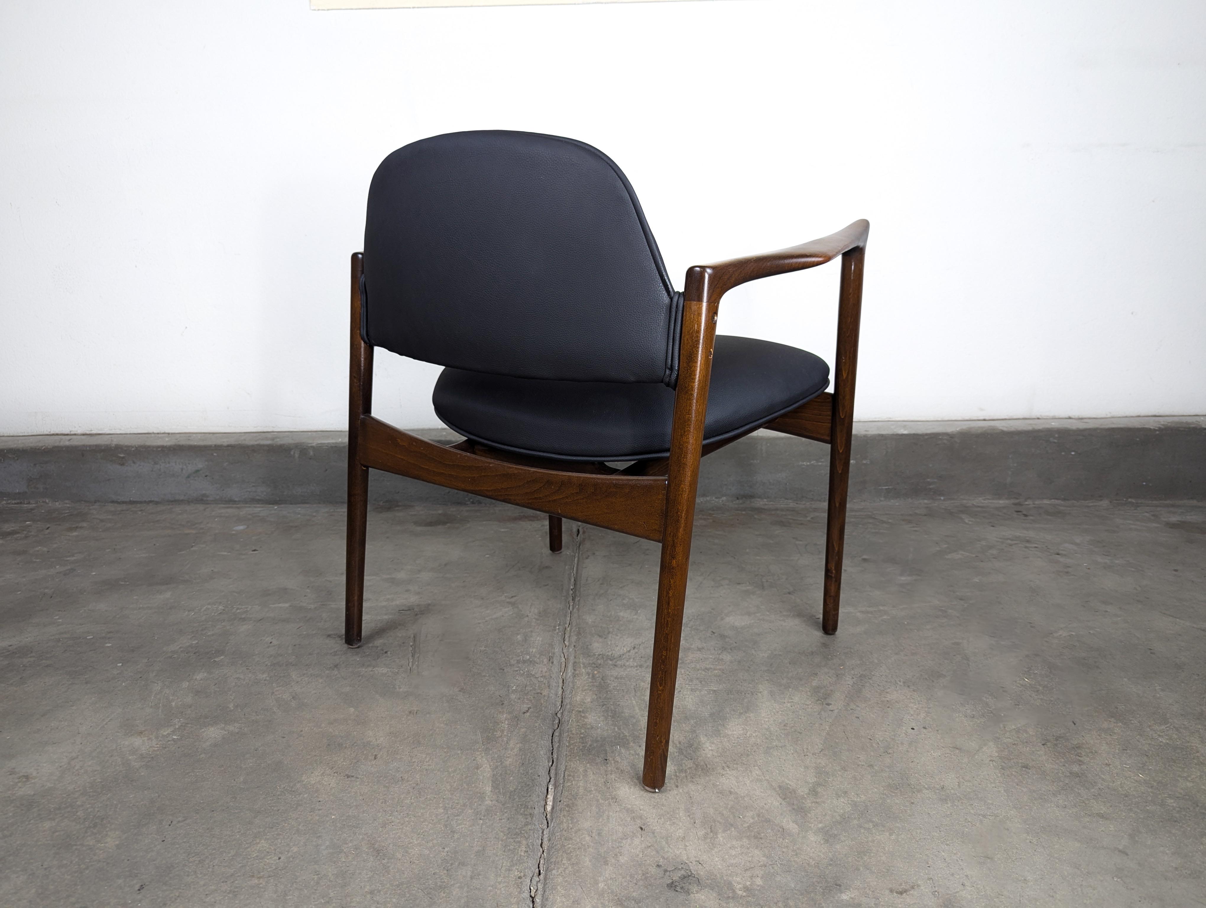 Adéntrate en la elegancia de los años 60 con este exquisito sillón moderno vintage de mediados de siglo diseñado por el renombrado Ib Kofod-Larsen para Selig. Esta pieza icónica, previamente restaurada por sus propietarios originales, luce un