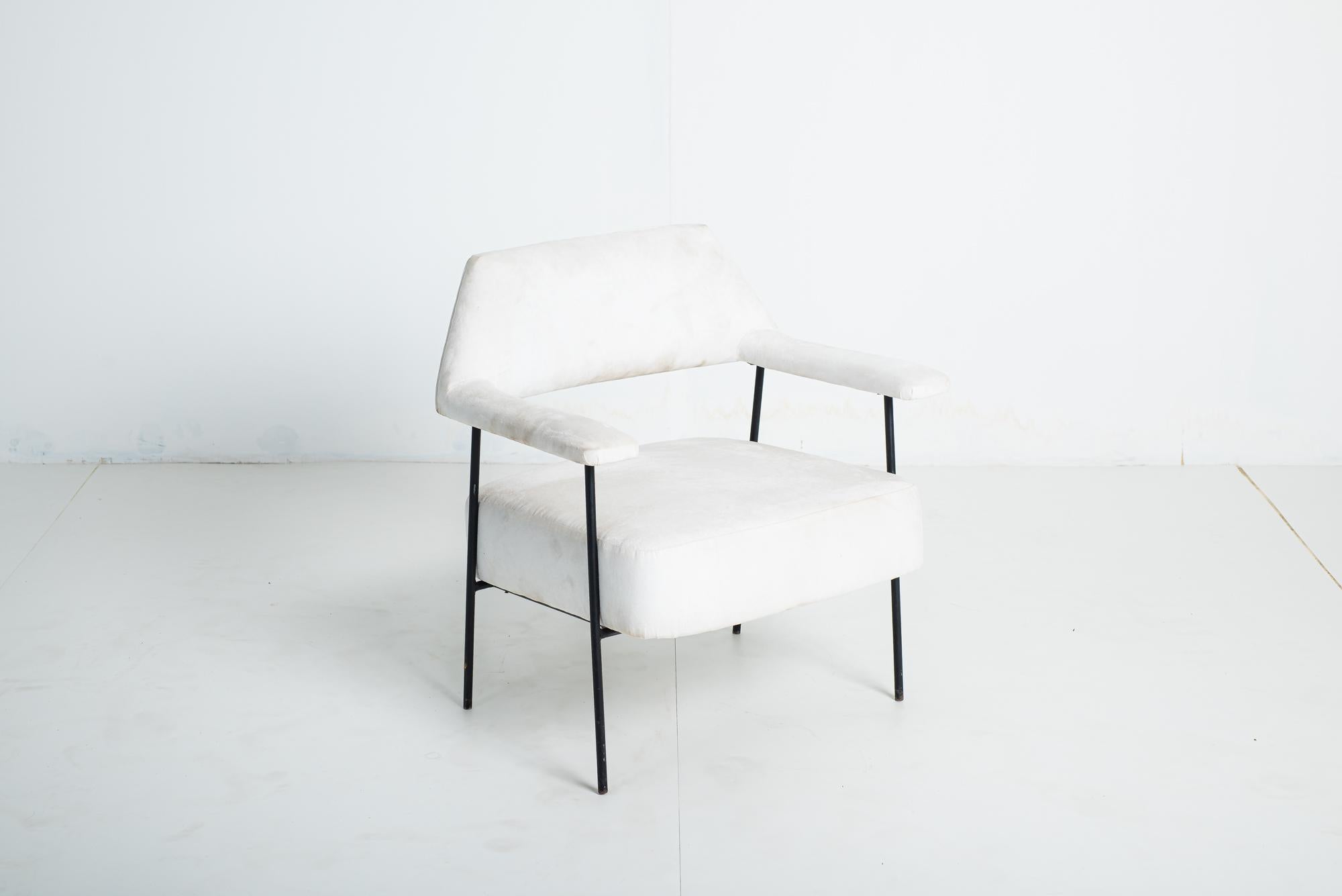 Mid-Century Modern Armchair by Joaquim Tenreiro, Brazil, 1960s

Armchair with metal frame and white suede upholstery.