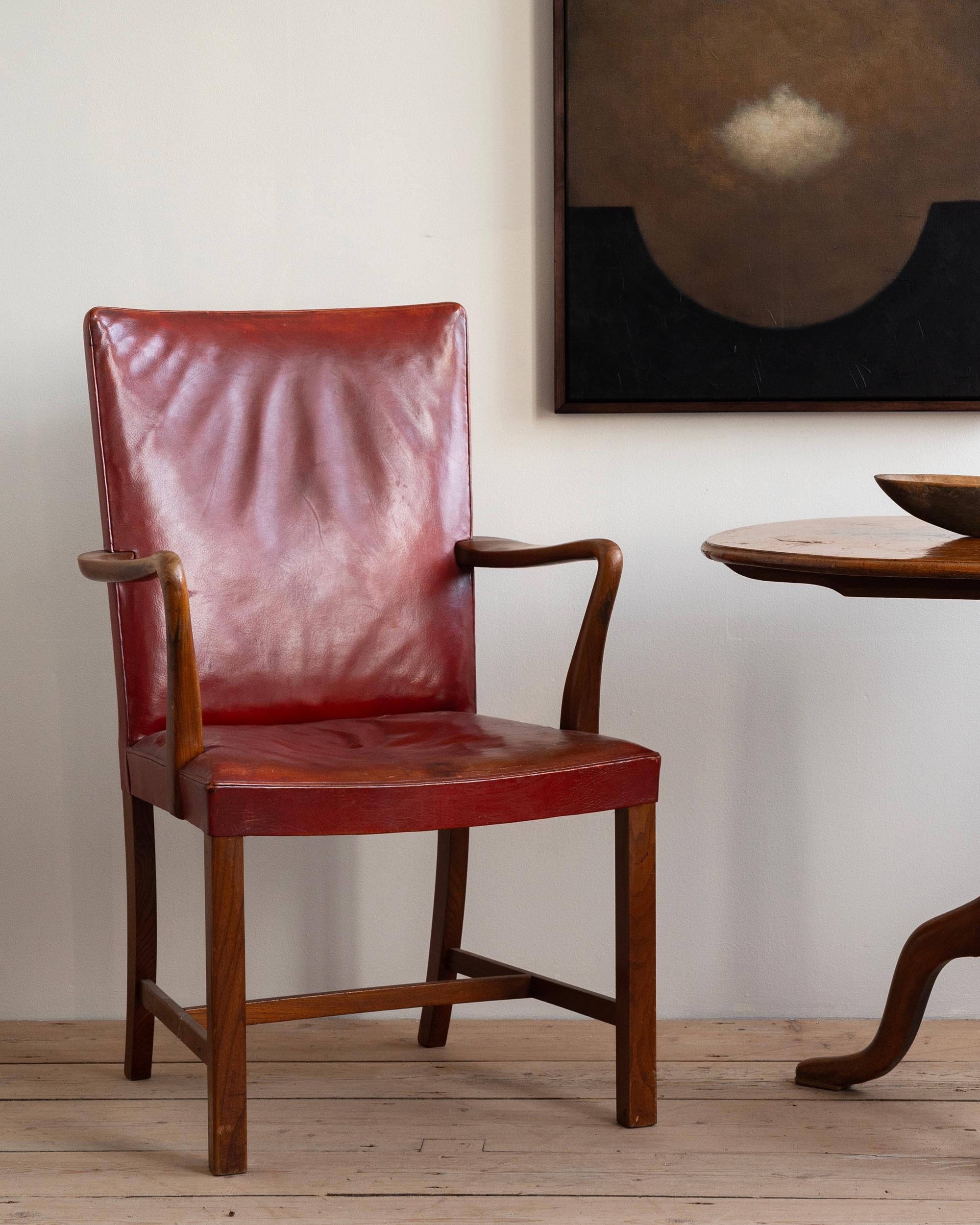 Sillón de cuero danés moderno de mediados de siglo en Olmo por Ole Wanscher. ca 1940s Dinamarca

