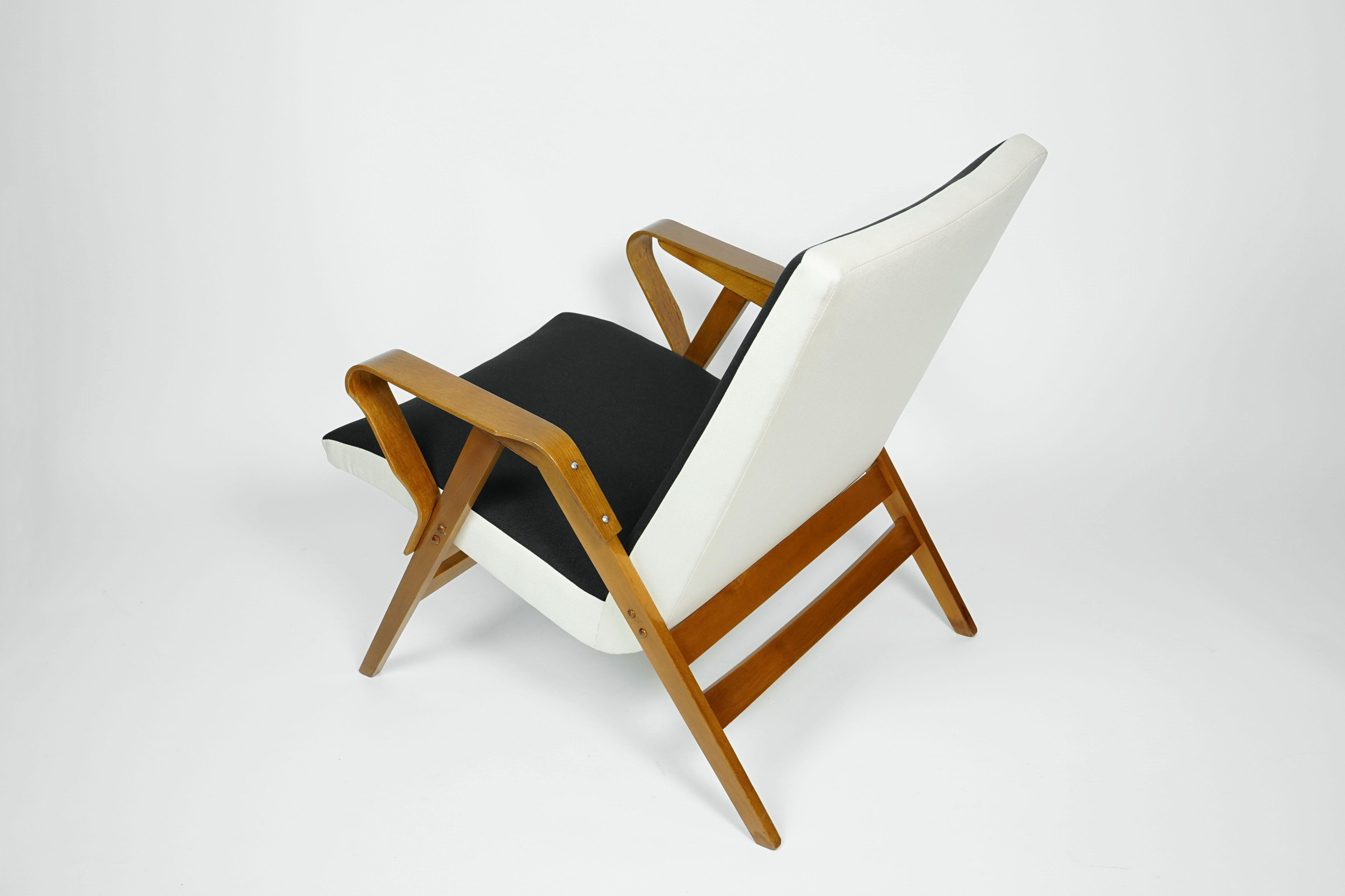 Mid-Century Modern Armchair by Tatra, 1960s In Good Condition For Sale In Vienna, Austria