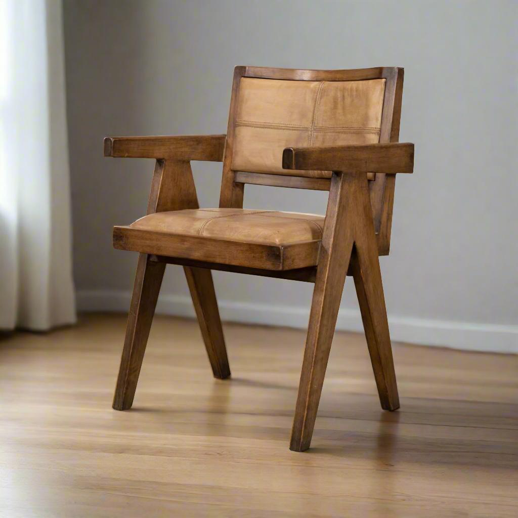 Hecha de pino macizo, la silla presenta un cálido acabado marrón que realza la bella textura y veteado de la madera.

El asiento y el respaldo están tapizados en rica piel marrón, que proporciona un aspecto lujoso y sofisticado. Las características