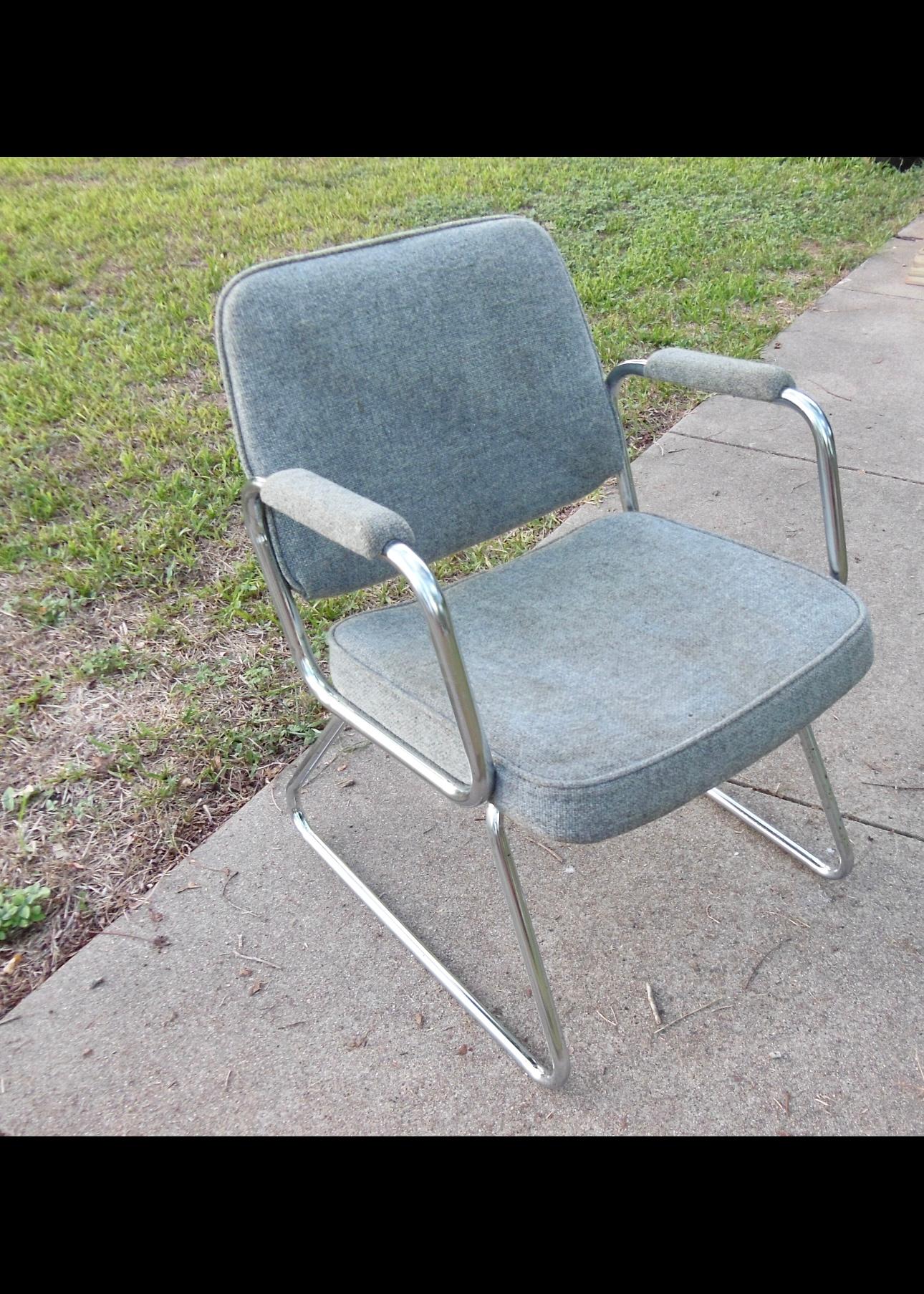 Véritable icône du design du milieu du siècle, ce fauteuil en aluminium tubulaire des années 1990 allie sans effort forme et fonction avec une touche de nostalgie. Les lignes épurées et les courbes douces du cadre en aluminium dégagent une élégance