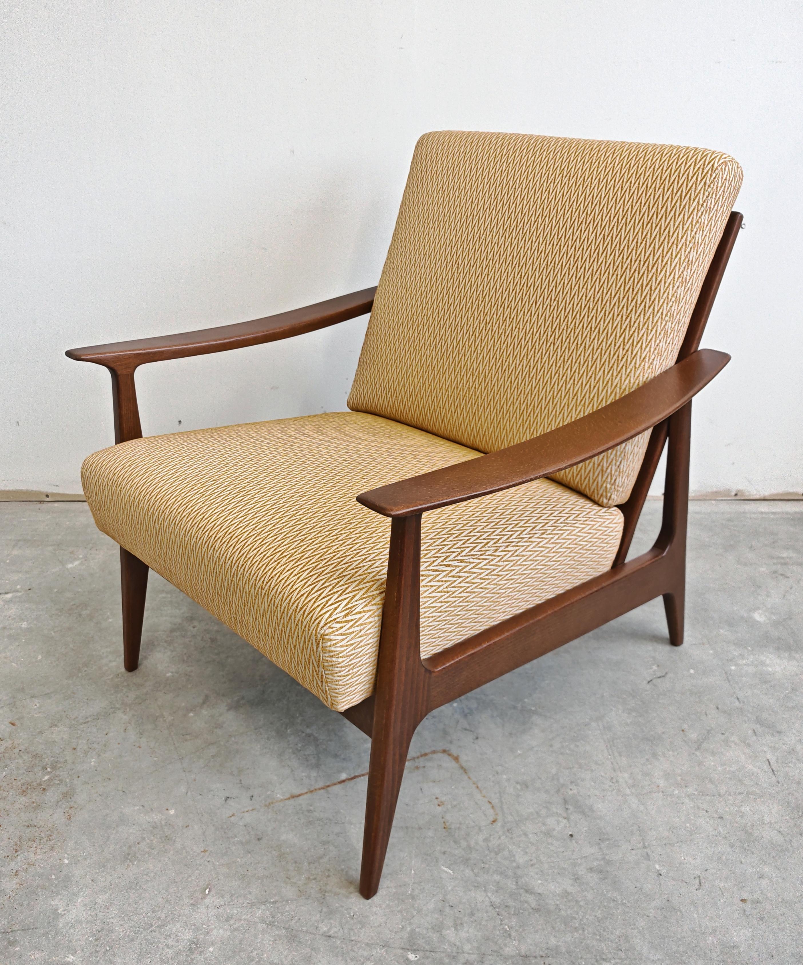 In questo annuncio troverai una poltrona classica del Mid Century Modern. La sedia è realizzata in faggio, con braccioli splendidamente sagomati e rivestiti in tessuto giallo senape a zig-zag. Realizzato in Danimarca negli anni '60.

La sedia è in
