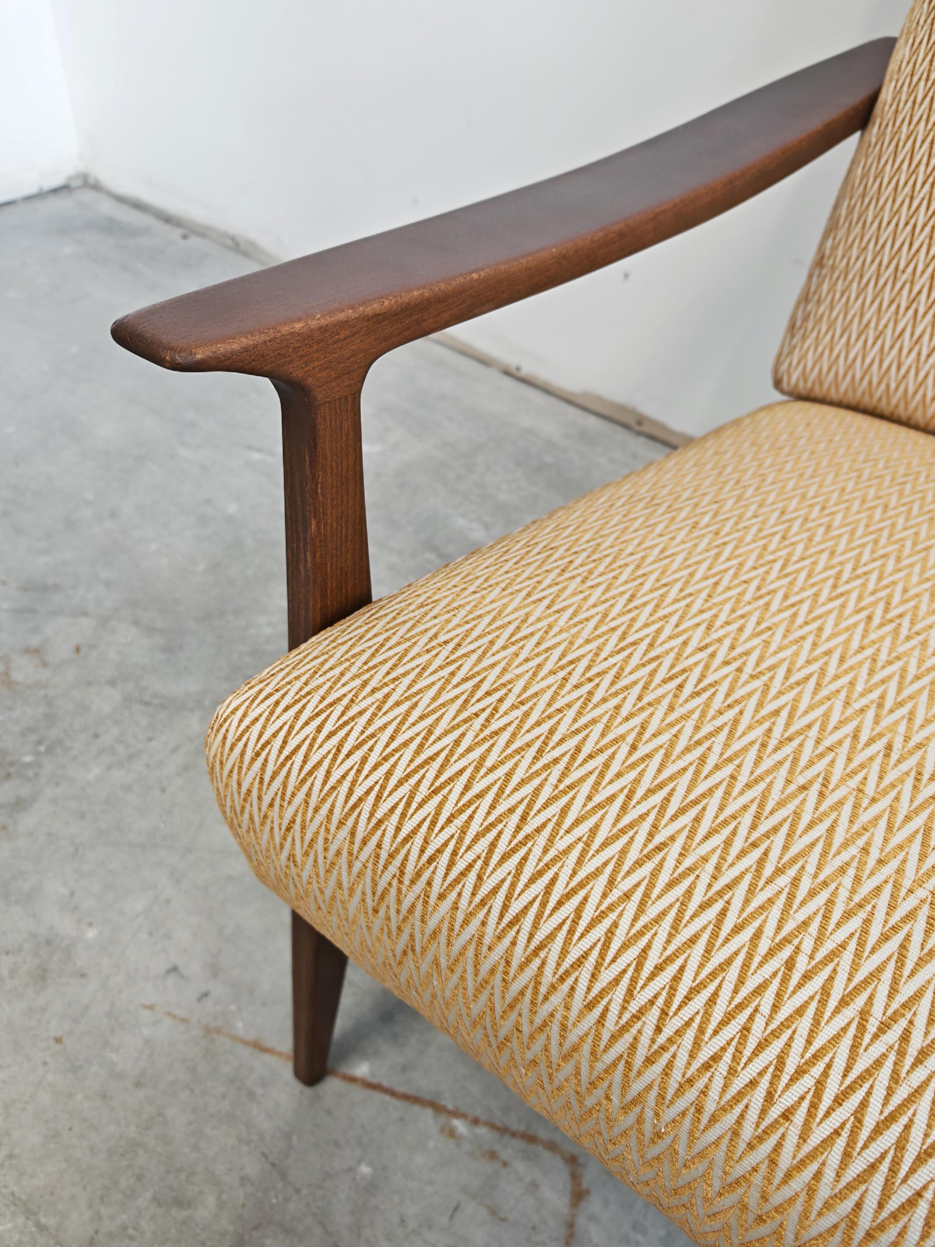 Danese Poltrona moderna di metà secolo in faggio e tessuto giallo a zig zag, Danimarca 1960 in vendita