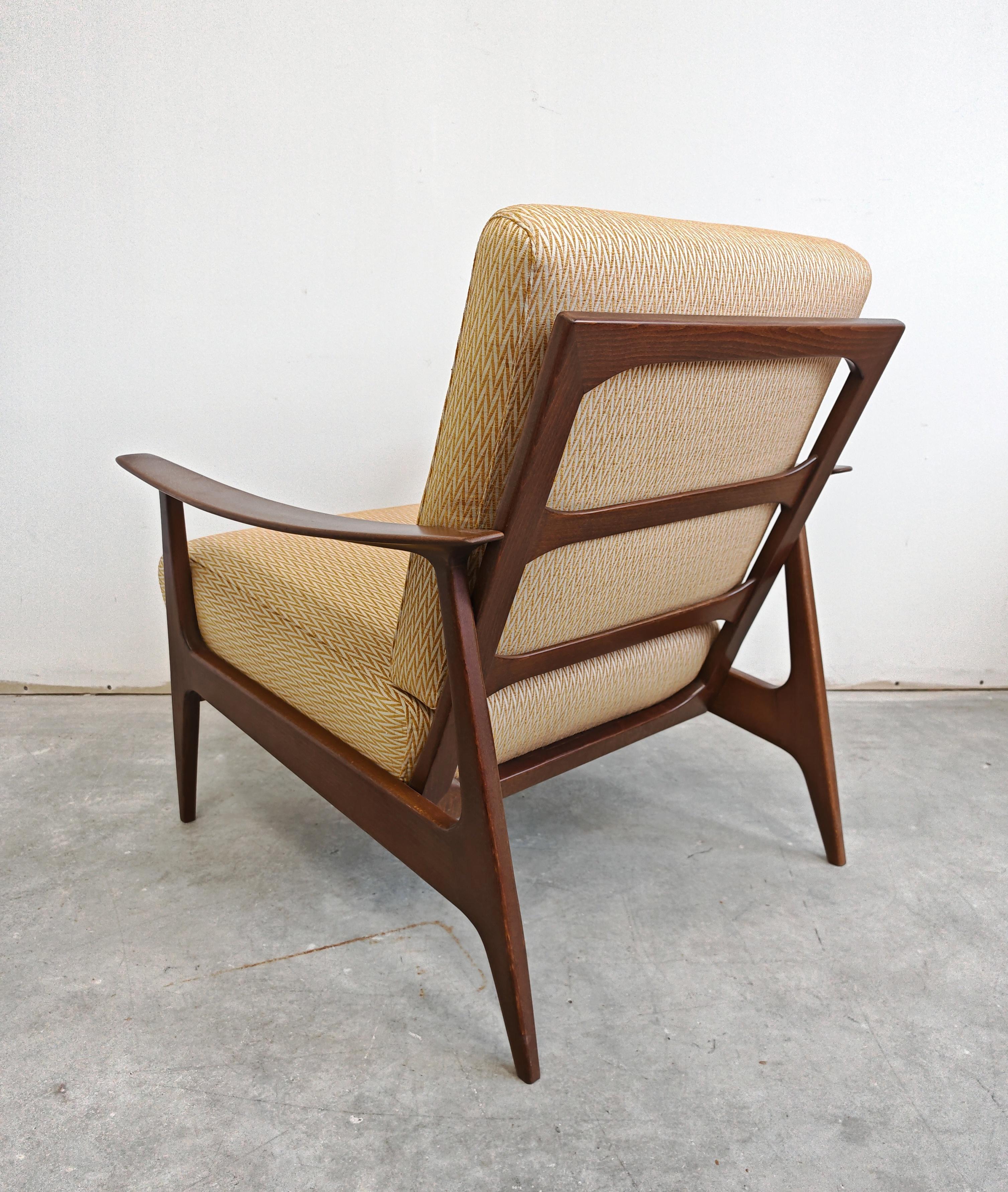 Poltrona moderna di metà secolo in faggio e tessuto giallo a zig zag, Danimarca 1960 In condizioni ottime in vendita a Beograd, RS