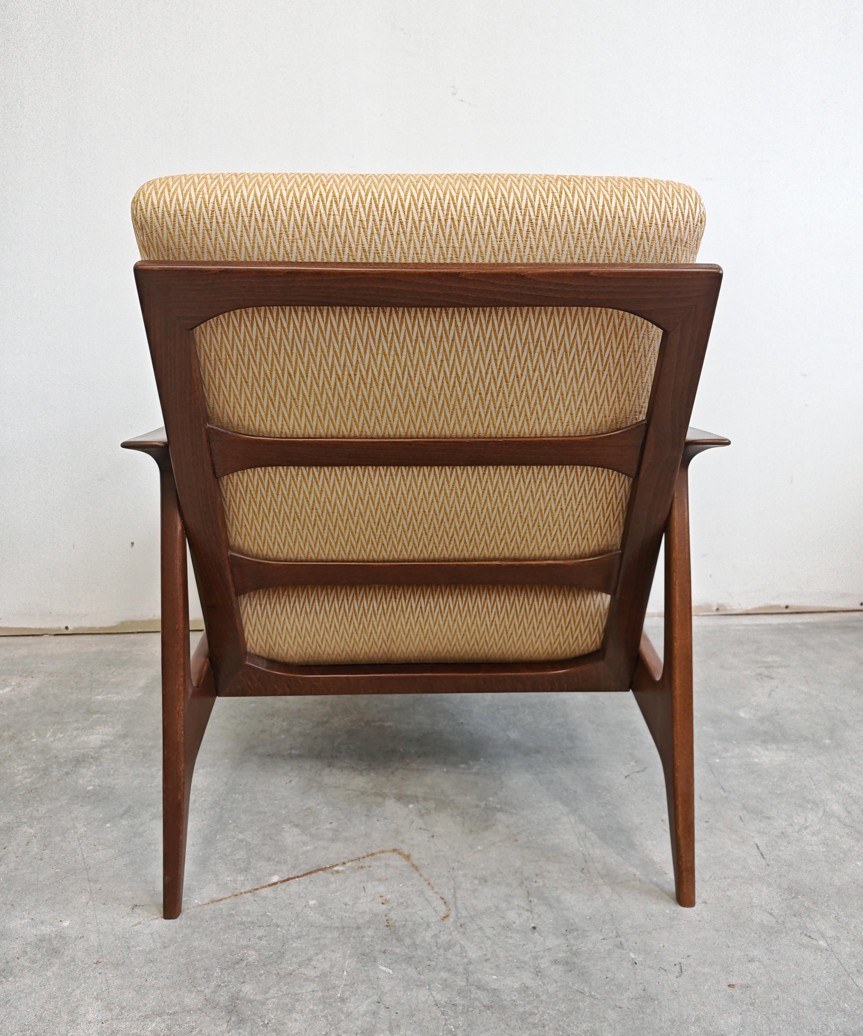 Metà XX secolo Poltrona moderna di metà secolo in faggio e tessuto giallo a zig zag, Danimarca 1960 in vendita