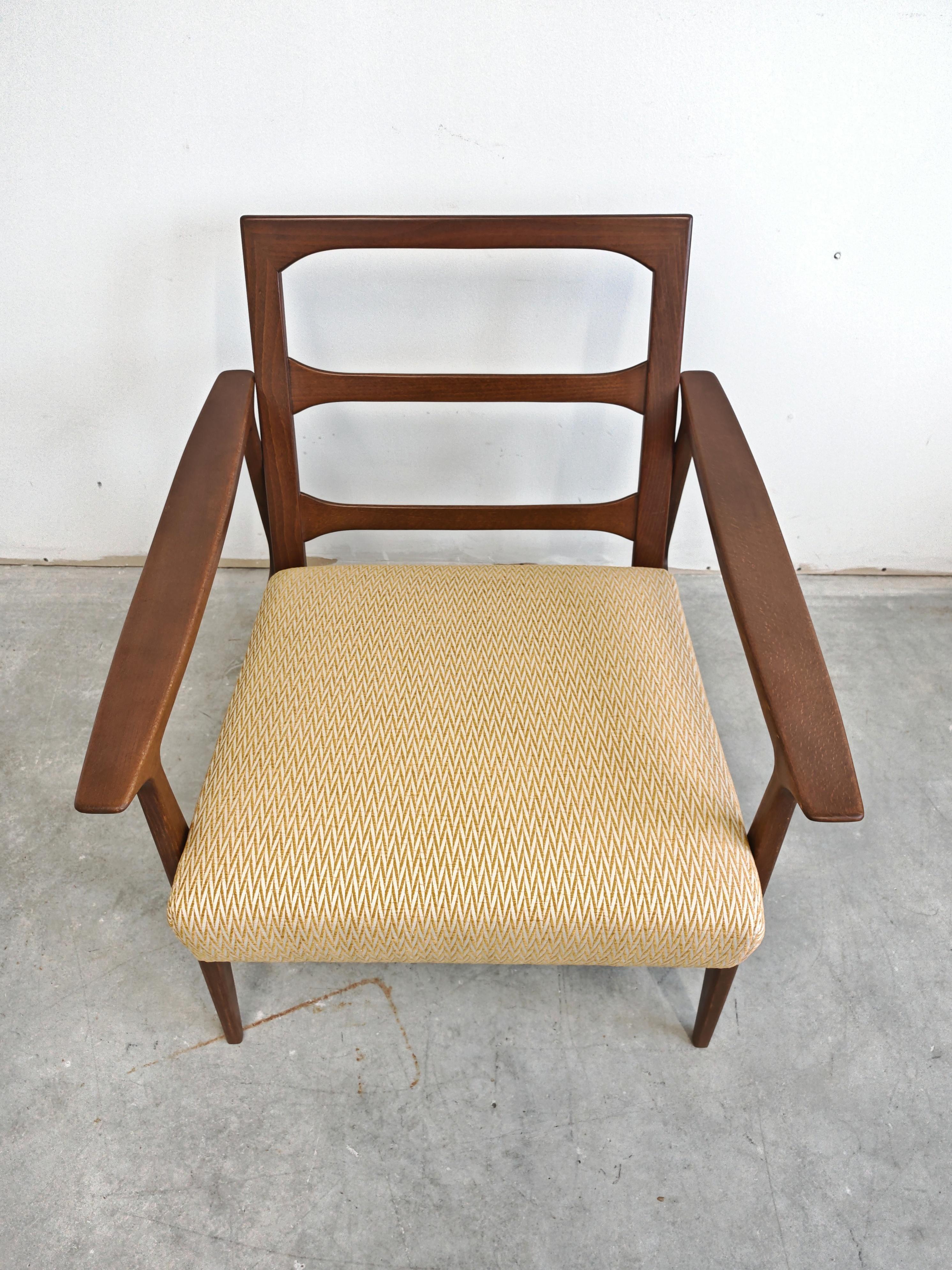 Poltrona moderna di metà secolo in faggio e tessuto giallo a zig zag, Danimarca 1960 in vendita 1