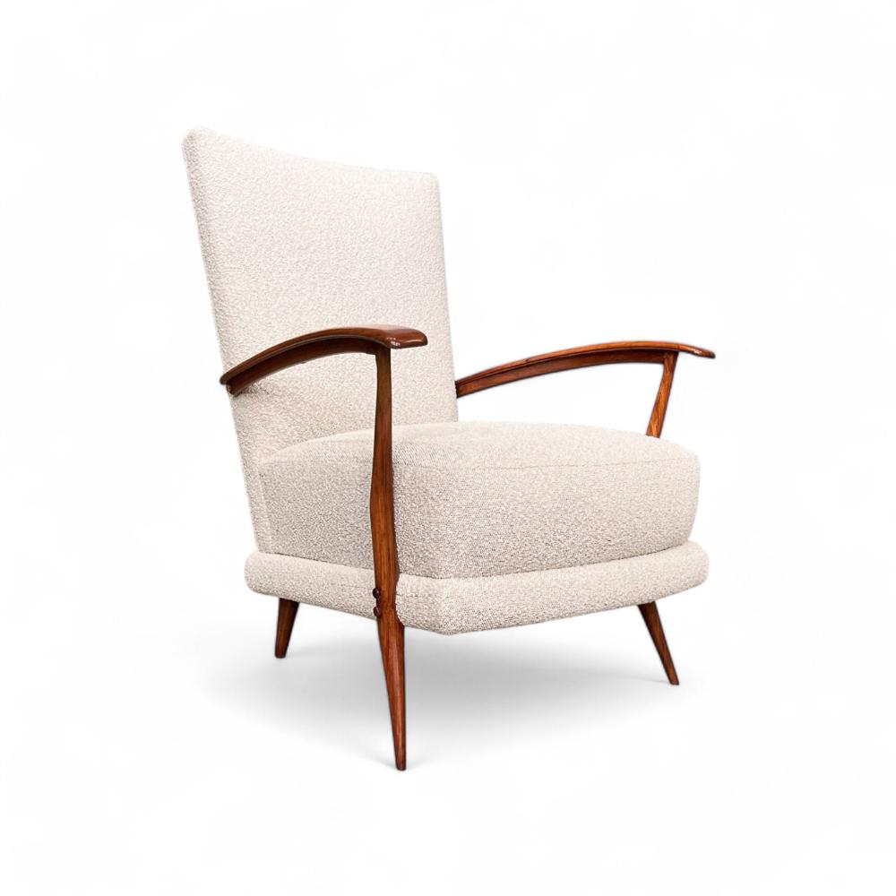 Available today, this Brazilian modern armchair made in Hardwood, Leather and Bouclé by Giuseppe Scapinelli, in the fifties is nothing less than spectacular!

This vintage armchair is made in Caviuna hardwood and has a funky green fabric with