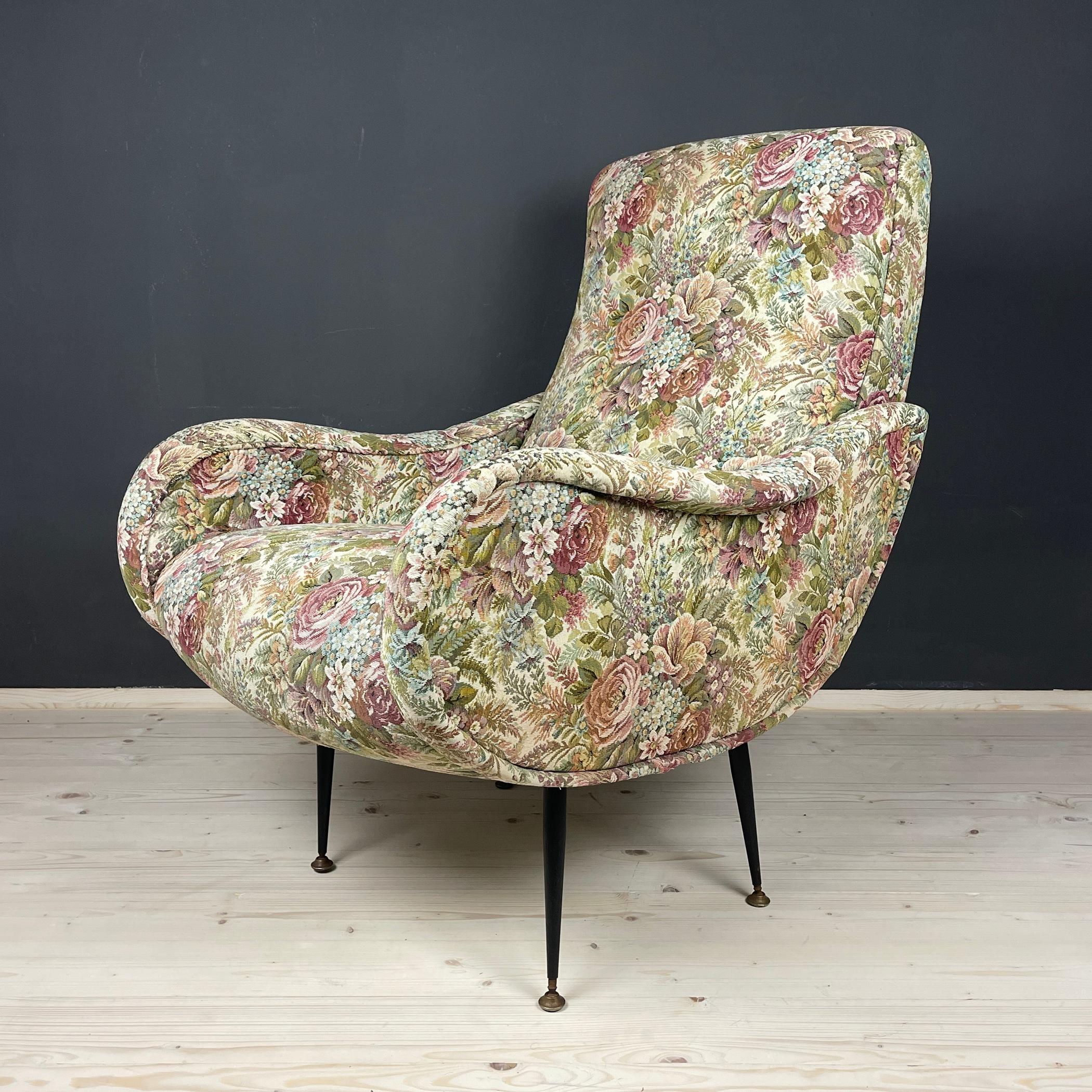 Cette chaise longue emblématique Lady a été conçue par le maître Marco Zanuso dans les années 1960. Avec sa tapisserie d'origine et son cadre en bois dur durable, ses pieds en acier et ses ferrules réglables en laiton, il est facile de comprendre