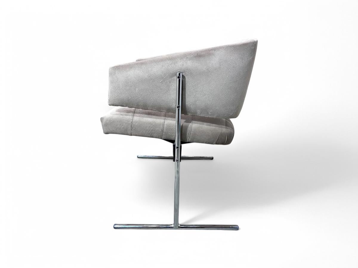 The “Senior” armchair, crafted by Jorge Zalszupin and manufactured by l’Atelier in the 1960s, features an inverted T-shaped chrome steel frame that supports both the seat and backrest. The generous width of the seat combined with the gently curved